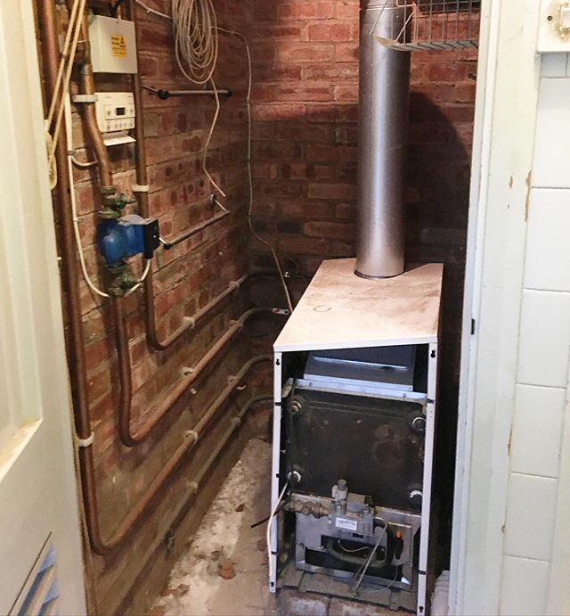 A long awaited but much needed upgrade this was. Got rid of the vented cylinder and replaced with this badass piece of engineering, I love these boilers. @viessmann @adey_pro @talon.uk.
PS - do not try to lift and hang one of these boilers by yoursel