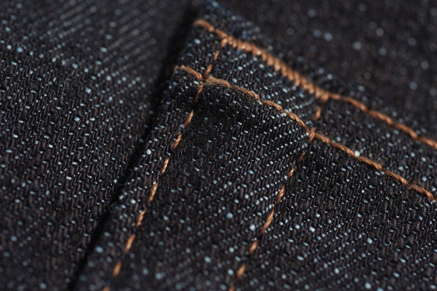 Selvedge extensible flammé - Macro de détail de chaîne