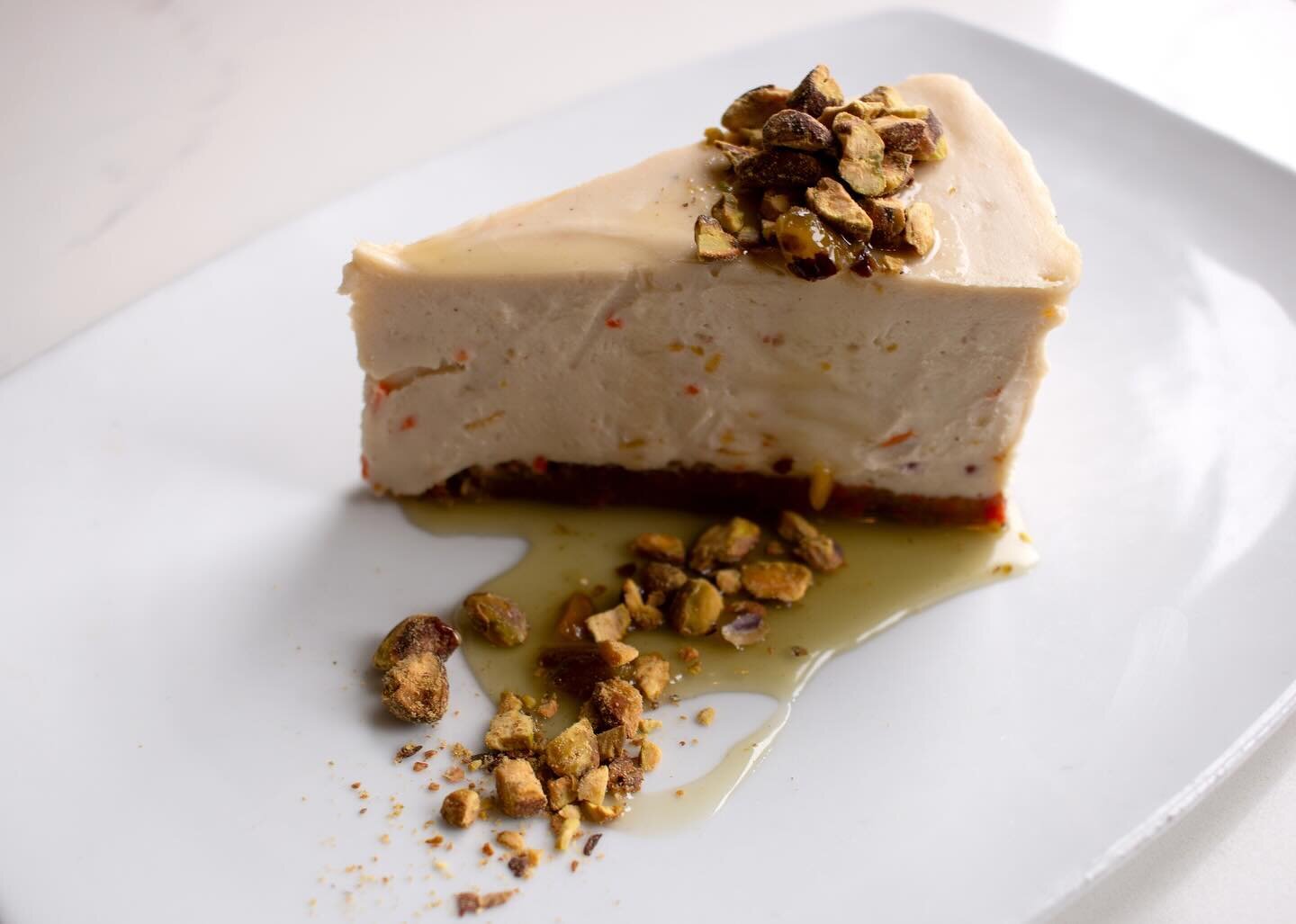 CARROT CONFETTI CHEESECAKE 🥕✨🥕✨🥕 with pistachio orgeat 🖤
(gluten free!)

#vegancheesecake #cheesecakelove #pnwvegan #spokaneeats
