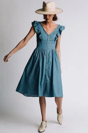 Image via Clad and Cloth. https://cladandcloth.com/collections/dresses/products/delilah-dress