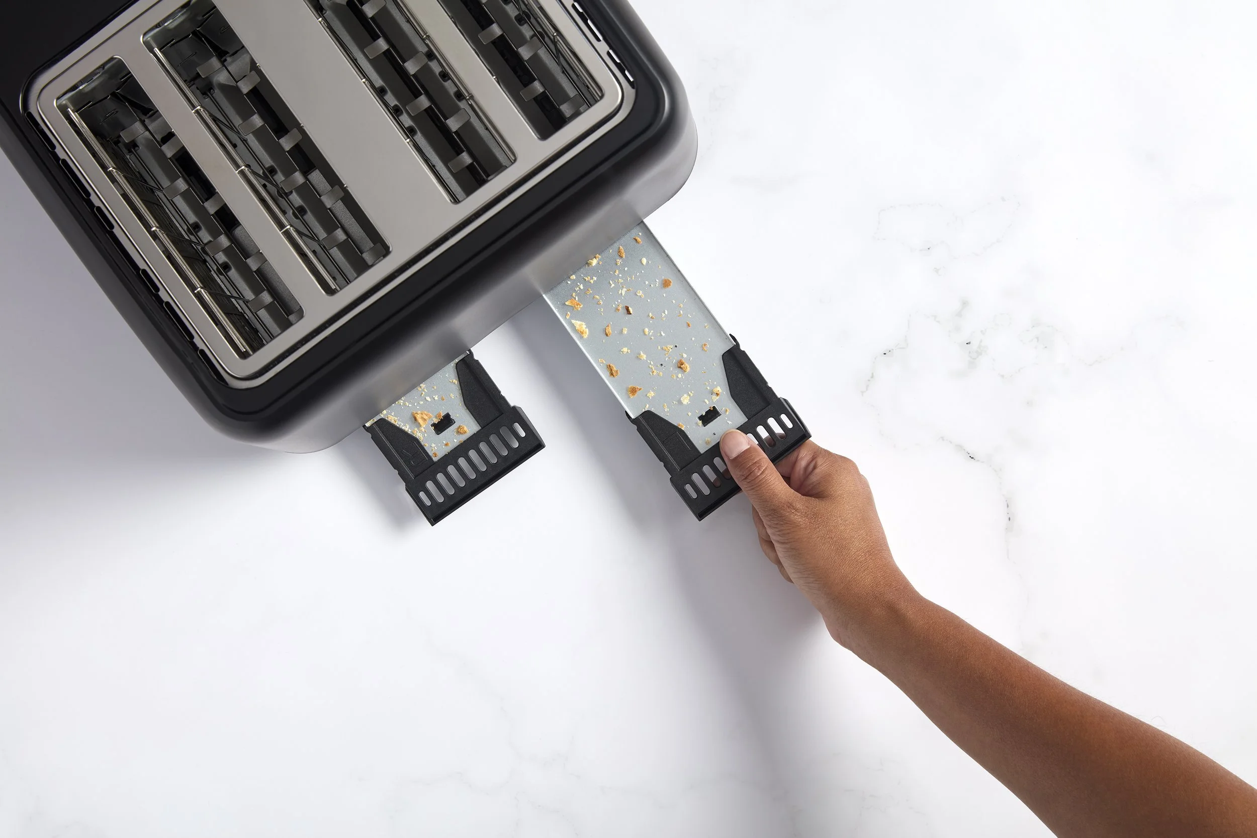 2209917_oster_4-slice_toaster_black_crumb_tray_detail 1_v1.jpg