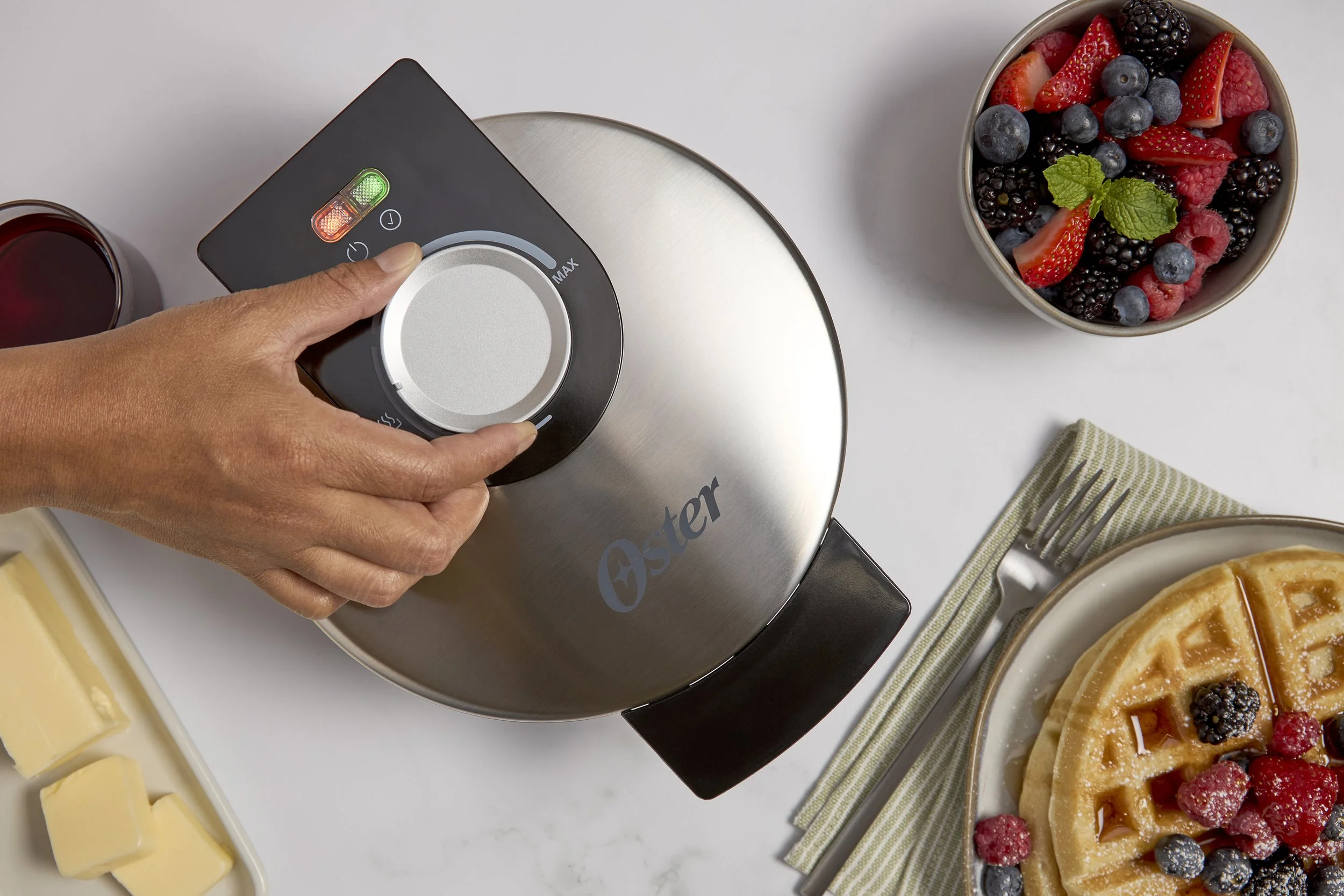 2210082_oster_wafflemaker_adjusttemp_hero_v1.jpg