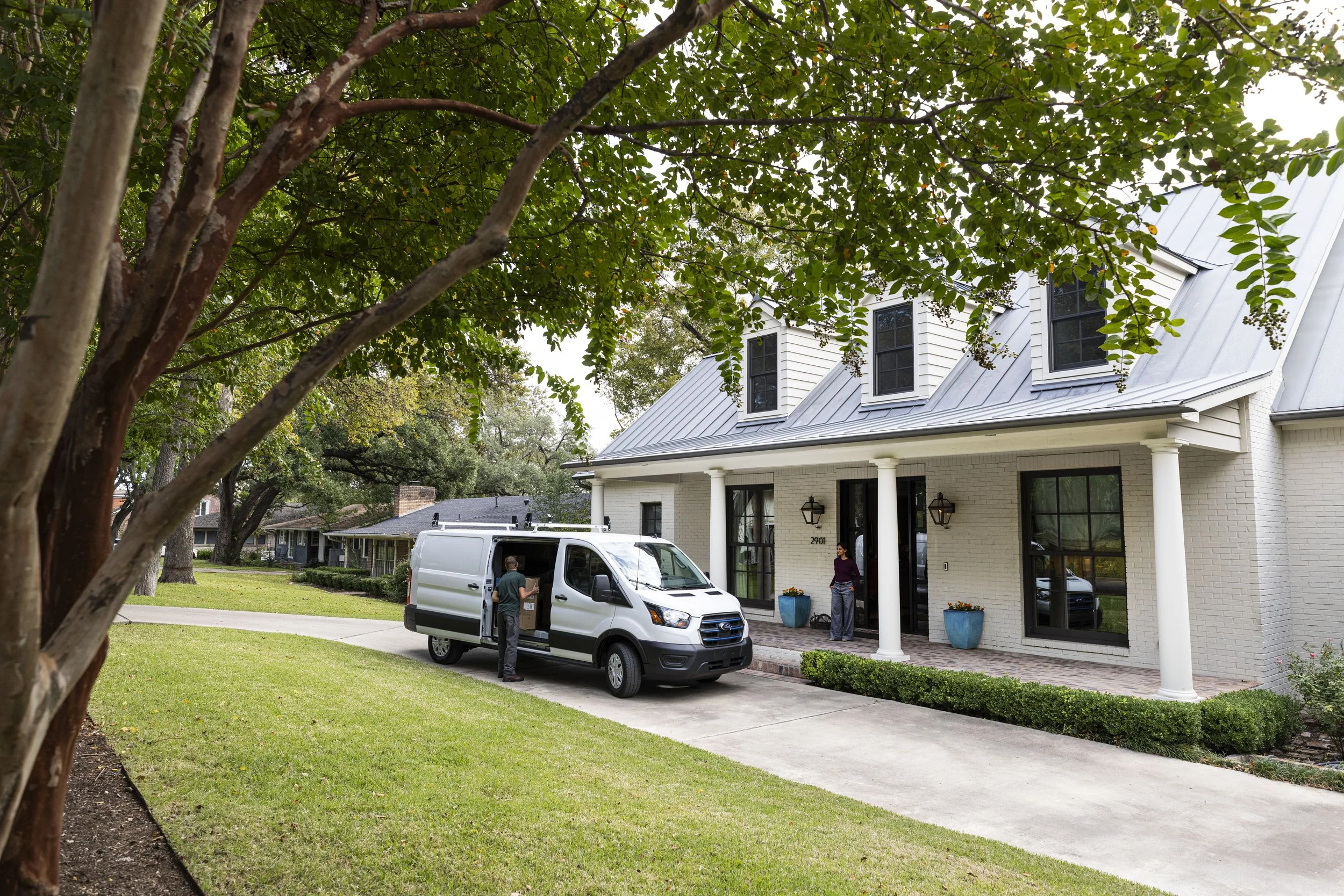 Ford Pro_Home_Morning_Transit Package Delivery_30326.jpg