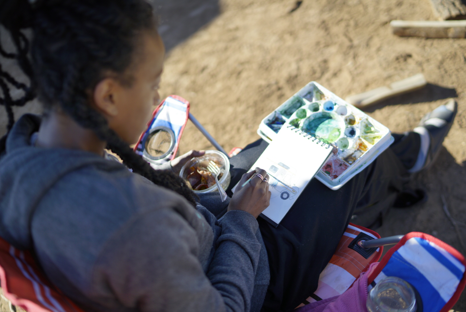 Latasha of @jitterbug_art drawing portraits at the gathering