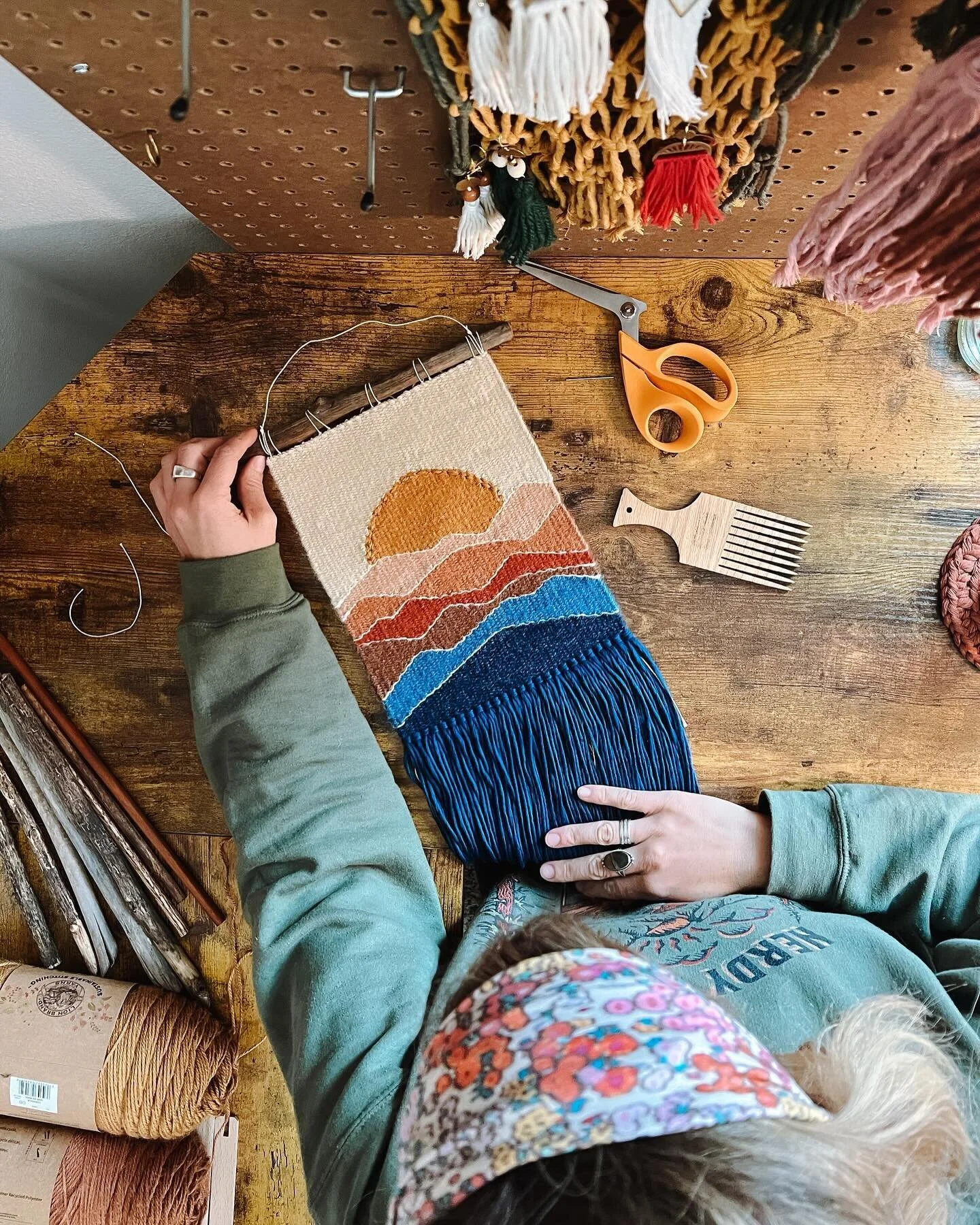 Tag your favorite artist &amp; small business below👇🏻👇🏻👇🏻 for this year&rsquo;s annual gift guide 🎨🎁🎄🎅🏼

Back in 2020 I had so much fun putting together a holiday gift guide, that I thought it was time to do it again! I&rsquo;m almost done