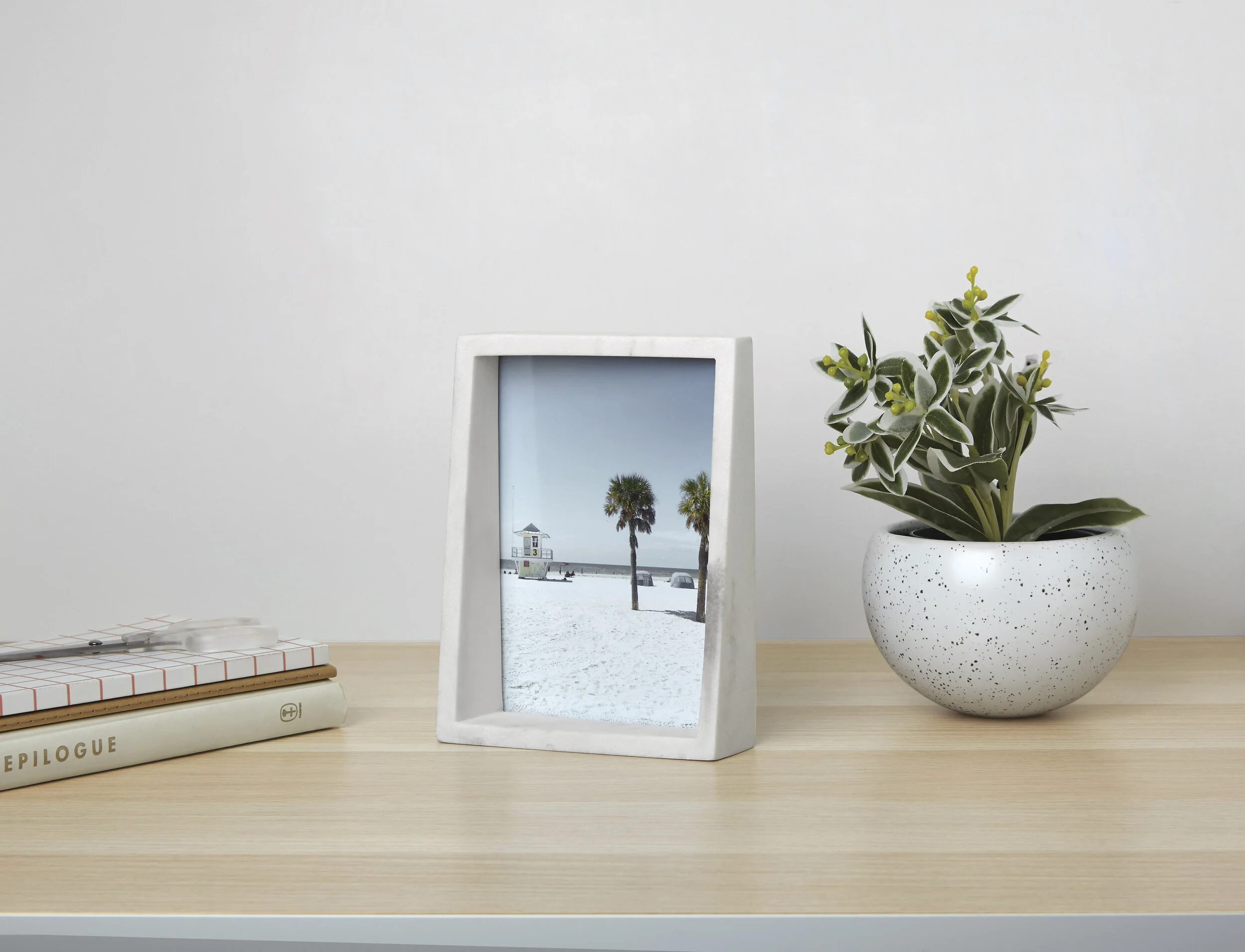 1013910-1125_EDGE_FRAME_MARBLE_5X7_INSITU_01.jpg