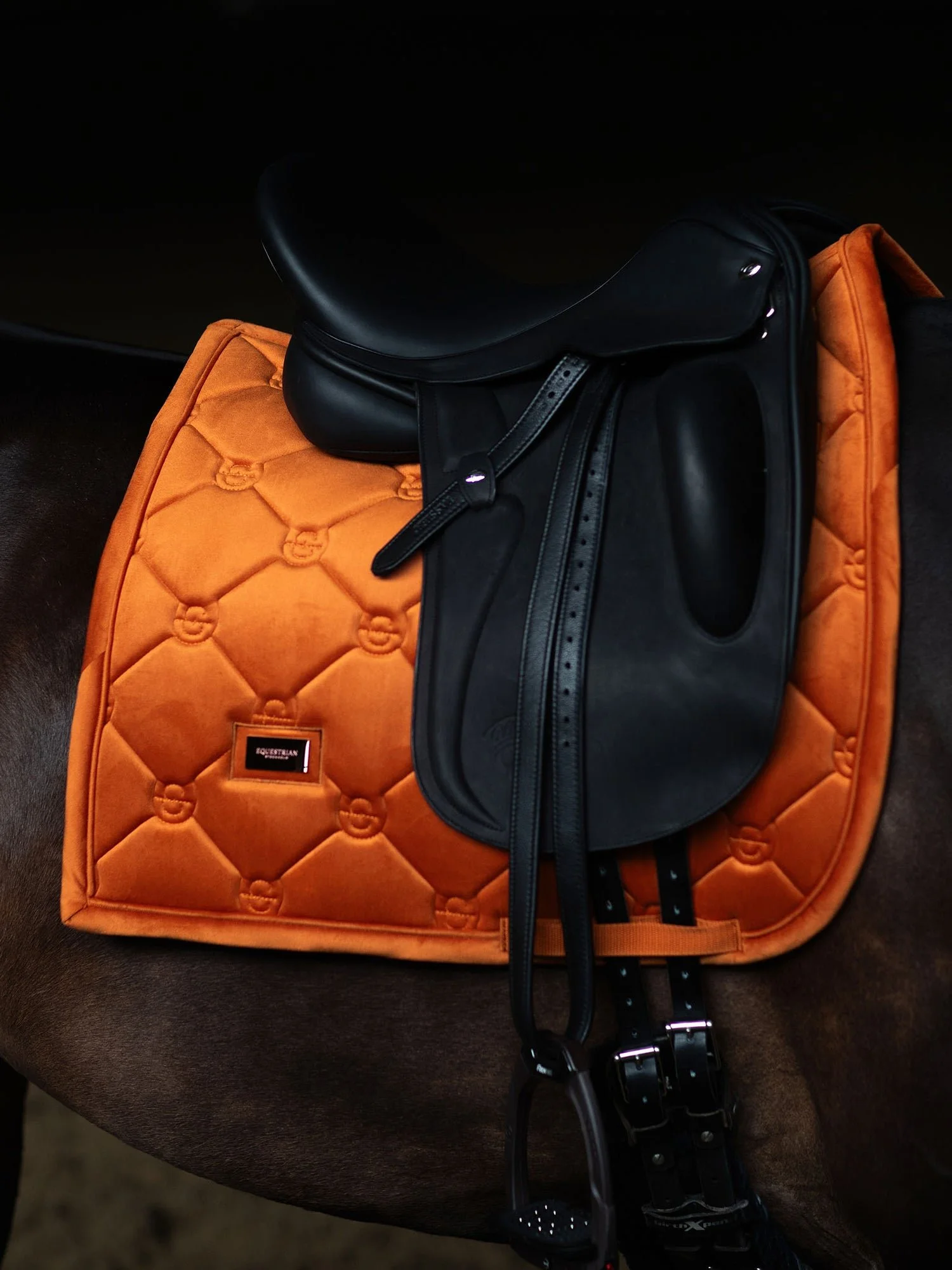 Velvet_Chestnut_Dressyr_Saddle_pad_MG_9416_e_1536x2048_bf934ff9-7e3d-41b1-b902-c58ddd8cffa8.jpg