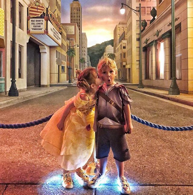 To the streets of #disneyland 
Light those 👟 up and GO #walkhappy with @mypopshoes