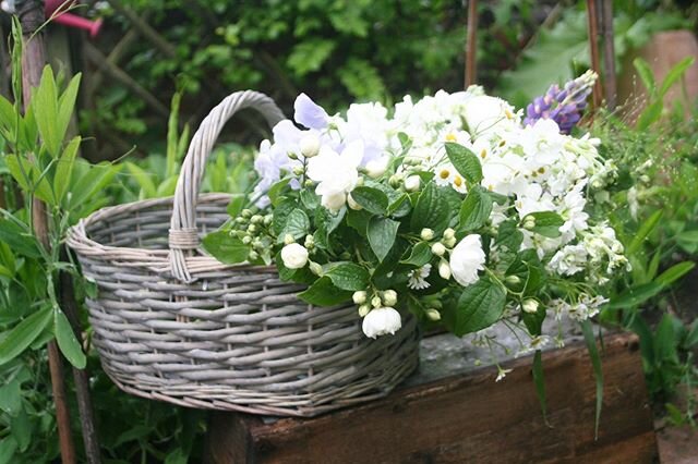 Baskets + flowers = Beautiful picture 
One of our new grey willow baskets from our summer collection 💕

Available on our website www.greeneryinthehome.com
And at @fabulousplaces online summer market x 📷 @atticbirds 🥰