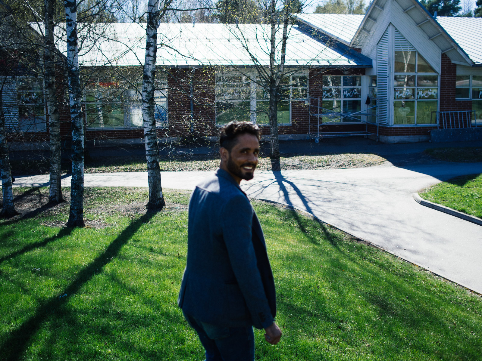 By the end of September 2016, Ihab and Yousuf, have been legally accepted in Finland. They decided to leave the small village of Velkua and head to the former Finnish capital, Turku. Ihab, decided to move together with is girlfriend Mintu, a finnish girl he met during his staying in the woods. Yousef has been working very hard, preparing all the papers needed to allow is wife and his five kids to come to live in Finland. Both Yousef and Ihab work with a temporary contract in a factory producing car parts 40km far from the city.