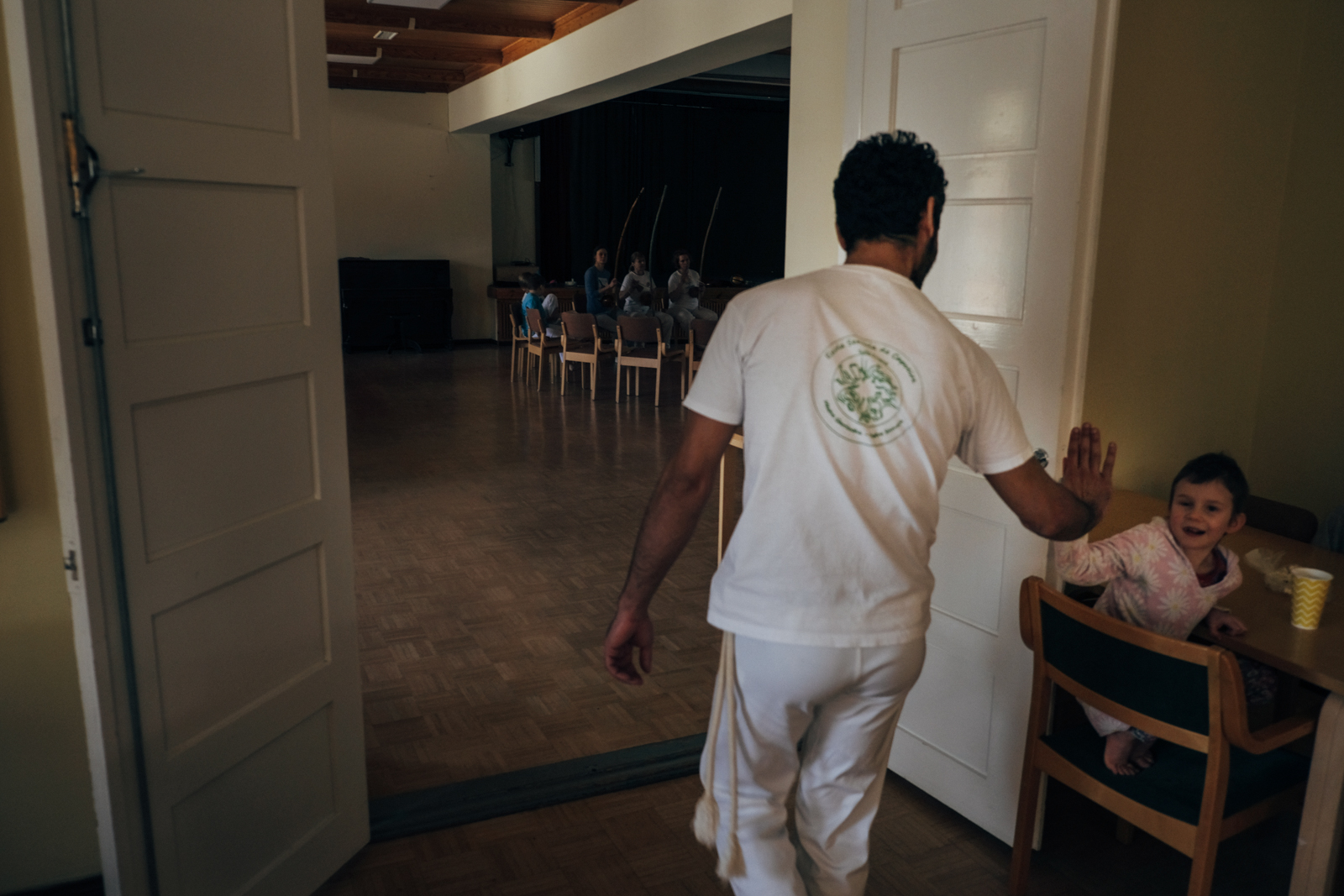 Ihab decided to take part to a Capoeira meeting with the participation of a Brazilian "maestre". People are always nice with him and he's never experienced any discrimination because of his nationality.