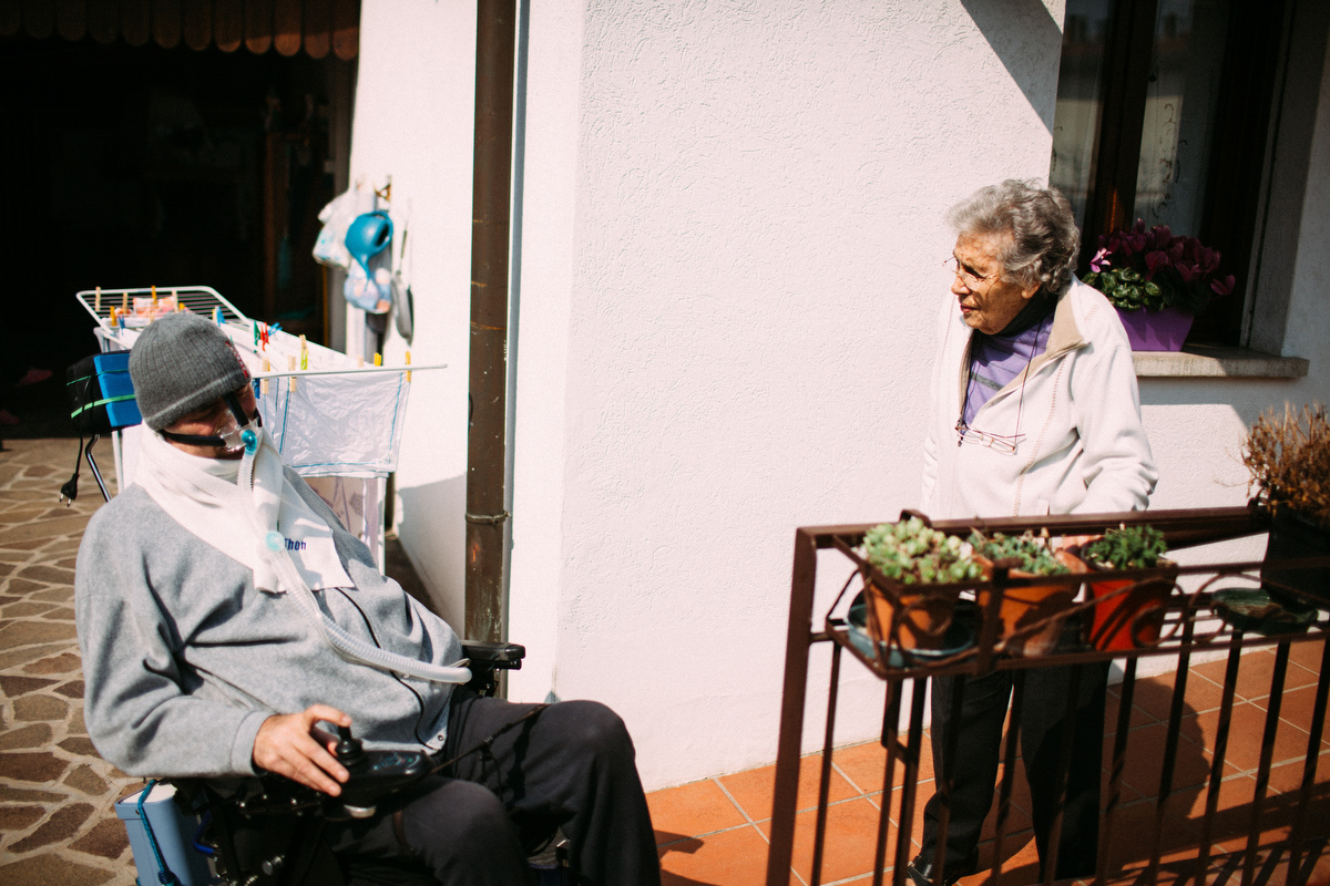 When the weather is nice, Flavio likes to spend some time in the open air in the garden. He requires a respirator that helps preserve the muscles in his lungs, severely affected by the disease.