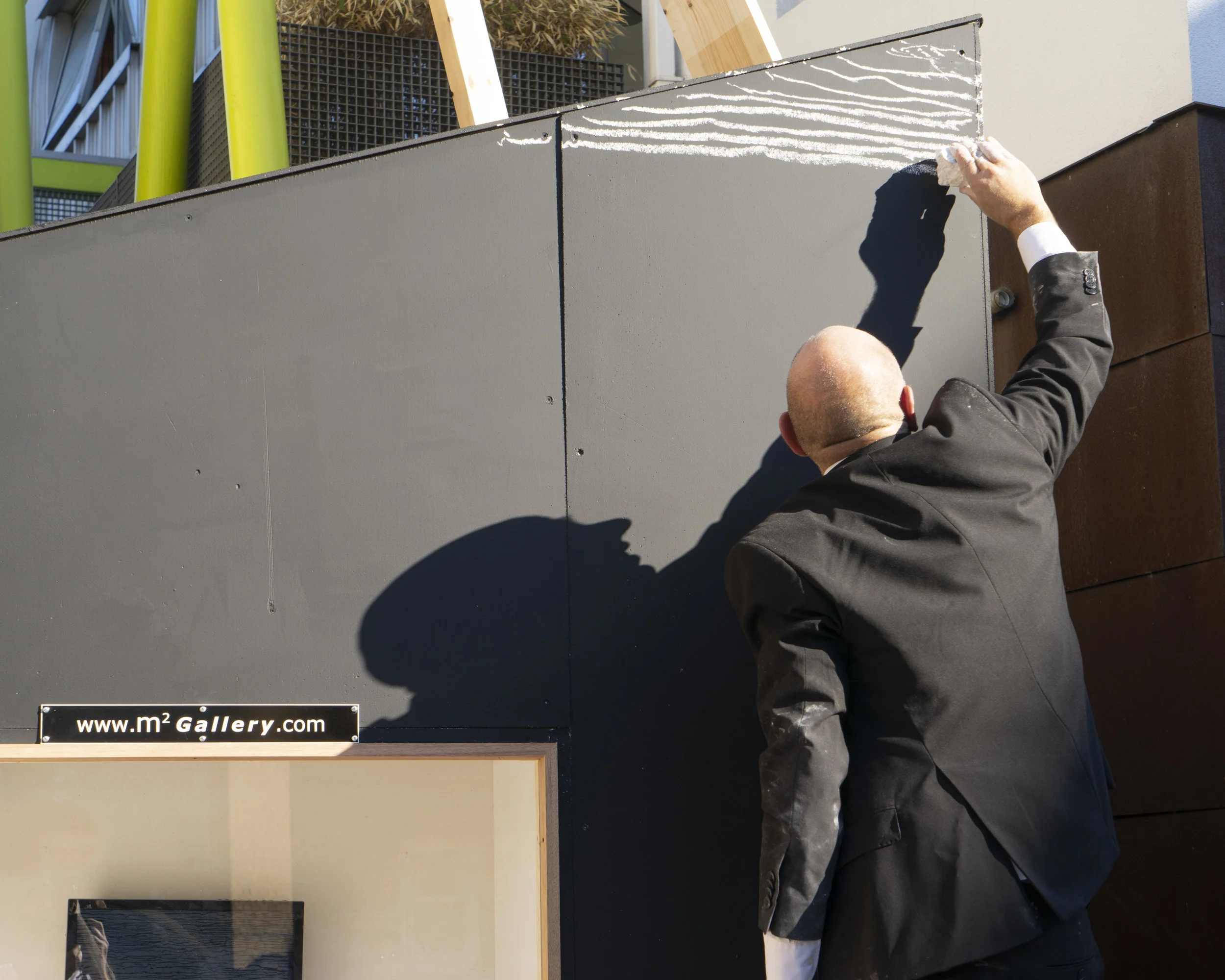 Neville Gabie ‘skinning’ the 4 x m2 with a live performance / drawing.