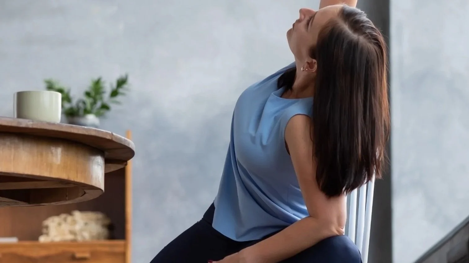 Yoga-Model mit Stuhlyoga