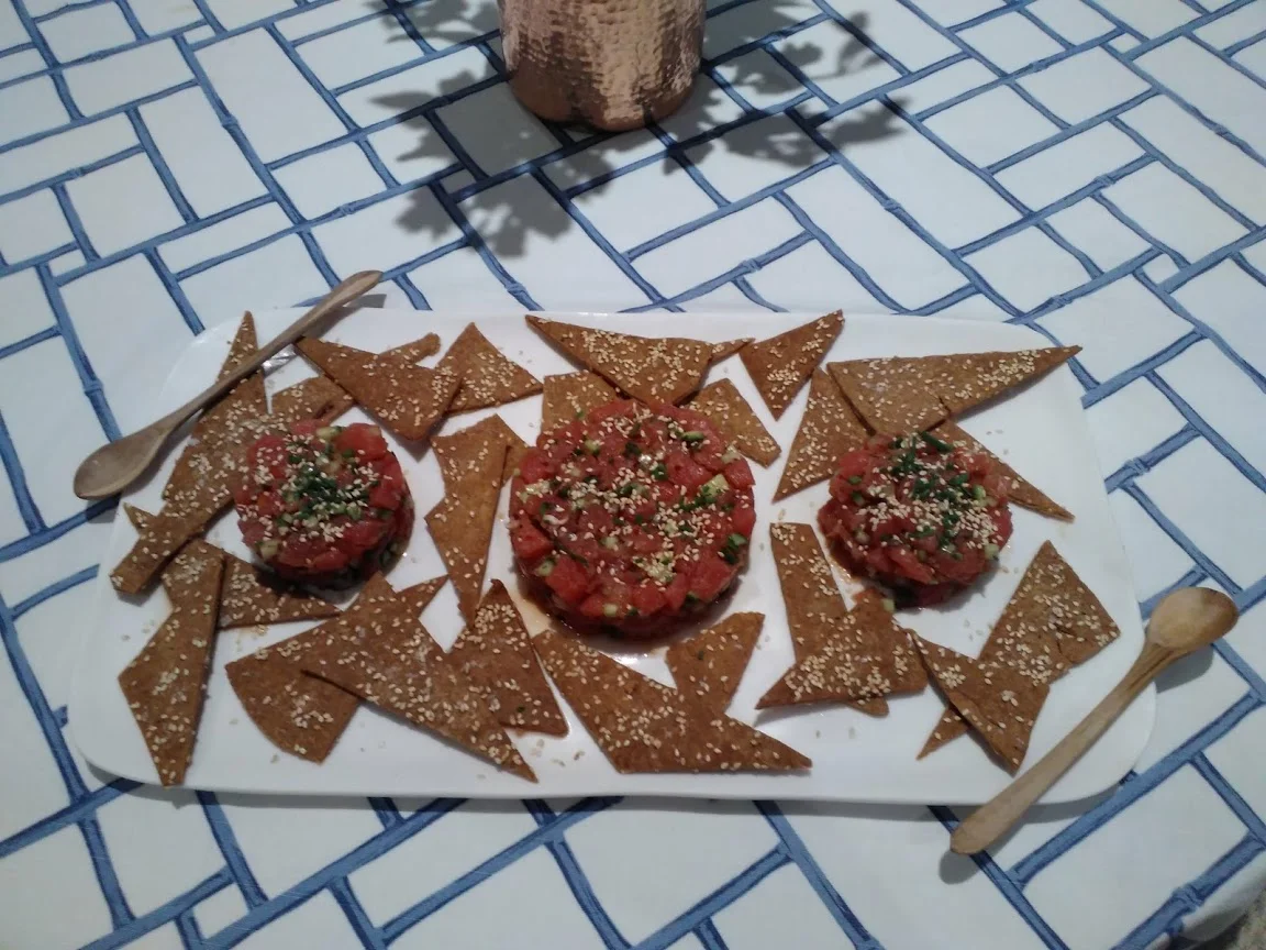 tuna tartare w/ sesame crisps