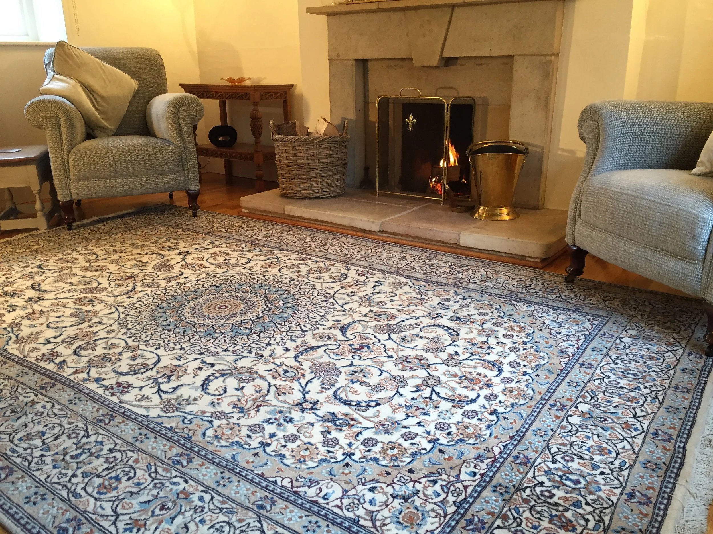 This Persian Nain is a perfect example of class and elegance and fits beautifully in this room. It brings warmth and light to the room with its pale blue and ivory colours matching nicely with the room to bring it all together. Persian Nain’s are known for there vibrant blue tones and ivory white colours and come from a particular region within Central Iran where they are traditionally made.