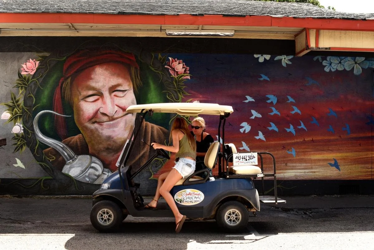 SPENDING A DAY OUT AT FOLLY BEACH ON YOUR GIRLS GETAWAY WEEKEND- Where to brunch, lunch, and booze at Folly Beach!