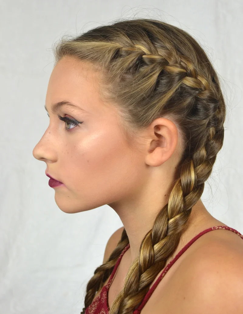  Ava as makeup artist. 