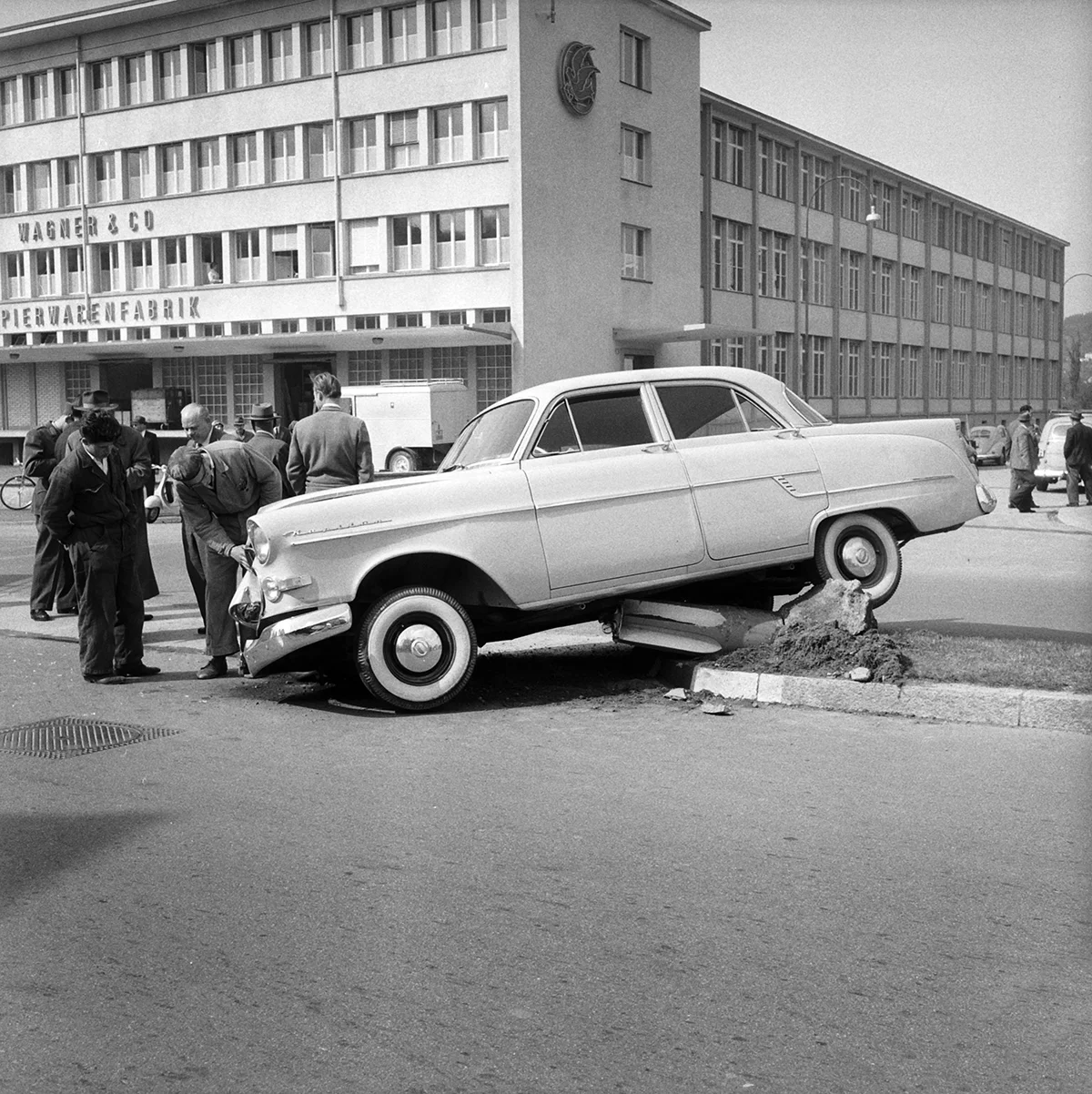 Arbeiter betrachten beschädigten Personenwagen, Schlieren 1959