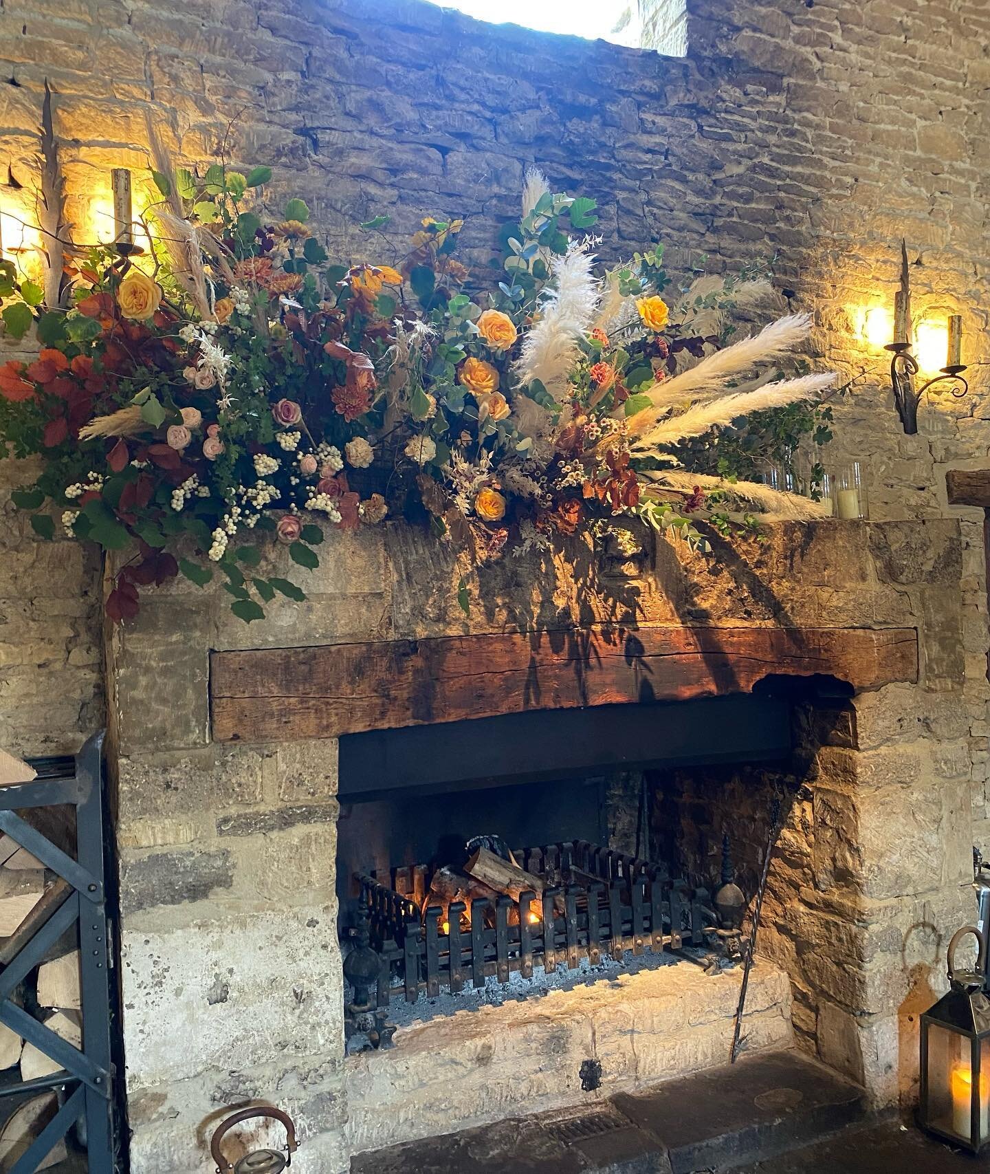 Autumny weddings are back 🤎🍂 ps this mantle is HUUUGE I had to use a ladder to flower it @honeysuckleflowerco @crippsbarn  #honeysuckleflowerco #autumn #weddingflowers #crippsbarn