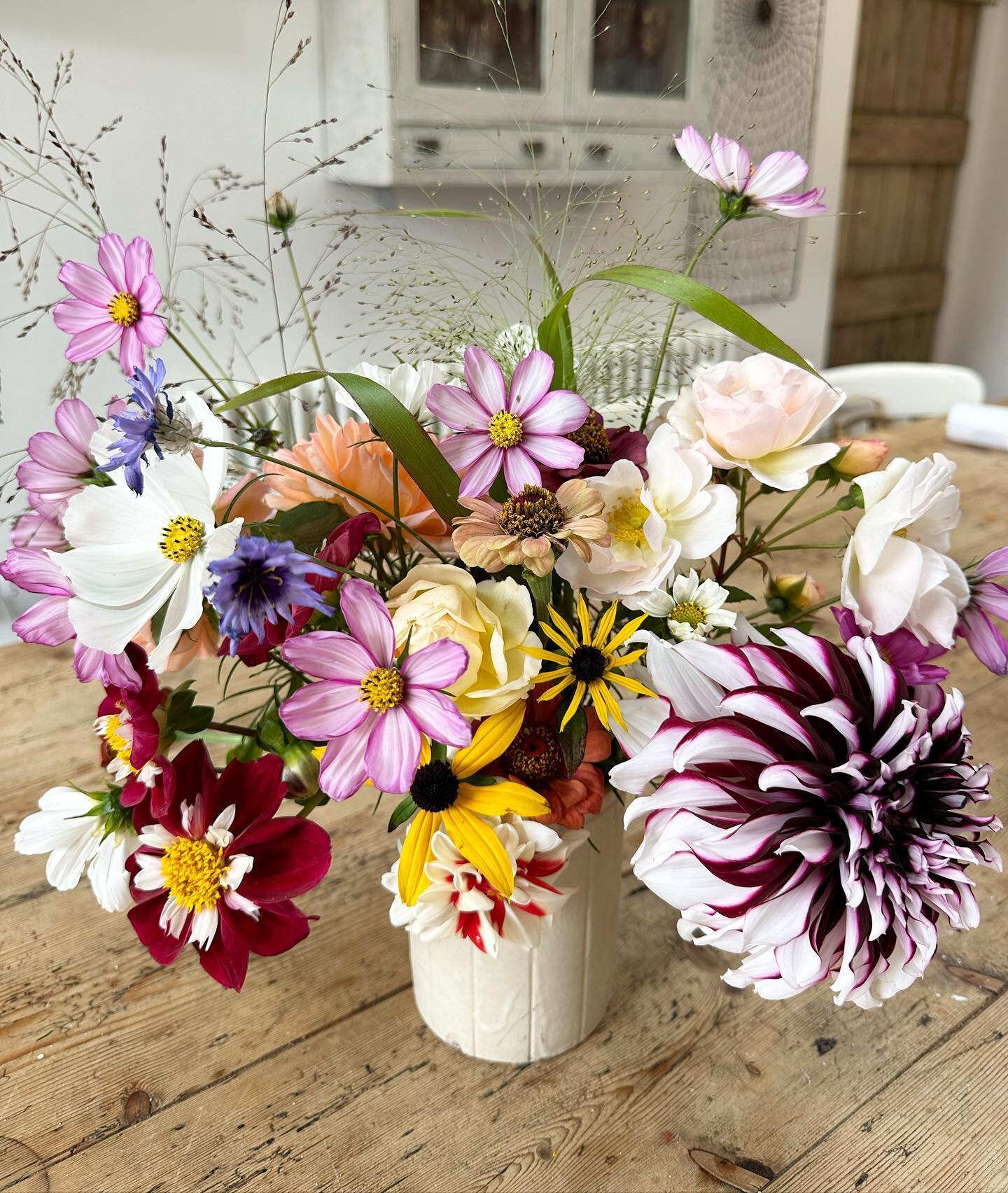 October garden flowers 🌸 #october #autumnflowers #inspiredbypetals #gardengathered #florist #underthefloralspell #aseasonalyear #slowfloralstyle #flowers #flowerstagram #botanicalpickmeup #rightnowinmygarden #fineartflowers #floraldesign #inspiremyi