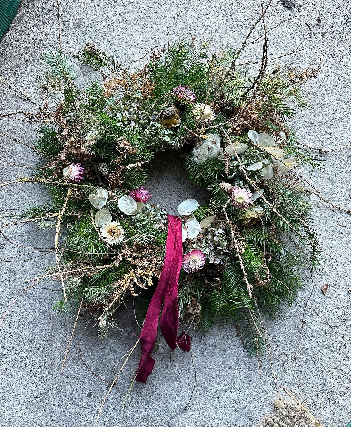 Feeling festive 🎄🎄🎄 I&rsquo;m taking a break from wreath classes this year, but I will be making bespoke wreaths to order. (This guy is all made with all foraged materials, pine from the garden and dried flowers I grew in the summer).
Please dm fo