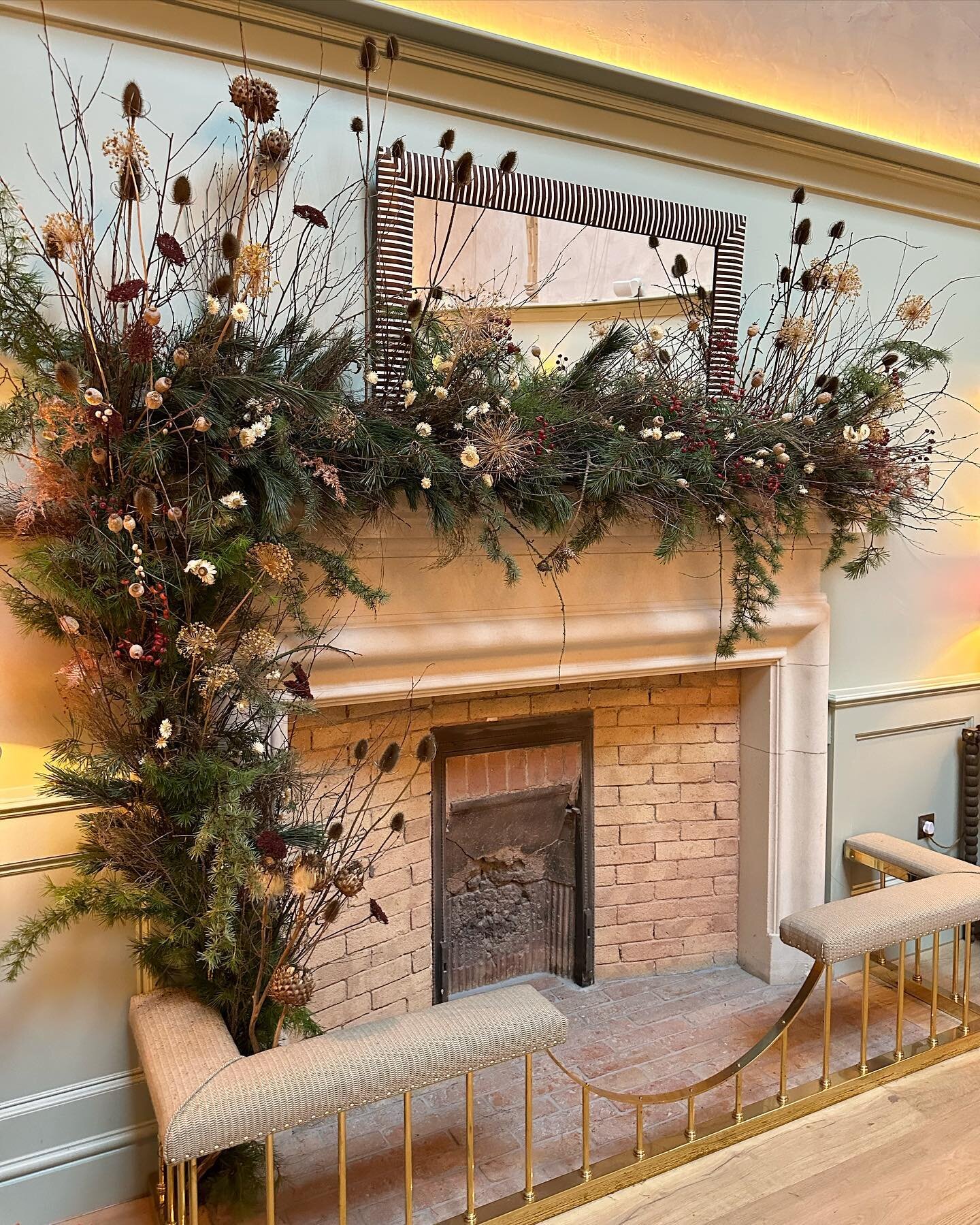 Giant twiggy, wild, Christmas mantle for my fav @lunainthewild_ what a joy!🎄🎄🎄🎄 @kinhousewiltshire #lunainthewild #christmasmantle #christmasinstall #kinhouse #naturalflowers #nofloralfoam #foamfree