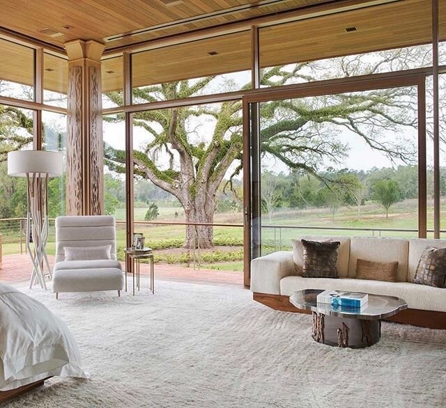 Rugs have long been a signifier of luxury which offer warmth, texture and pattern to the interiors. @ingraodesign  takes this open plan bedroom to the next level by featuring wall-to-wall windows and a custom rug by @starkcarpet 📷 @durstonsaylor
&bu