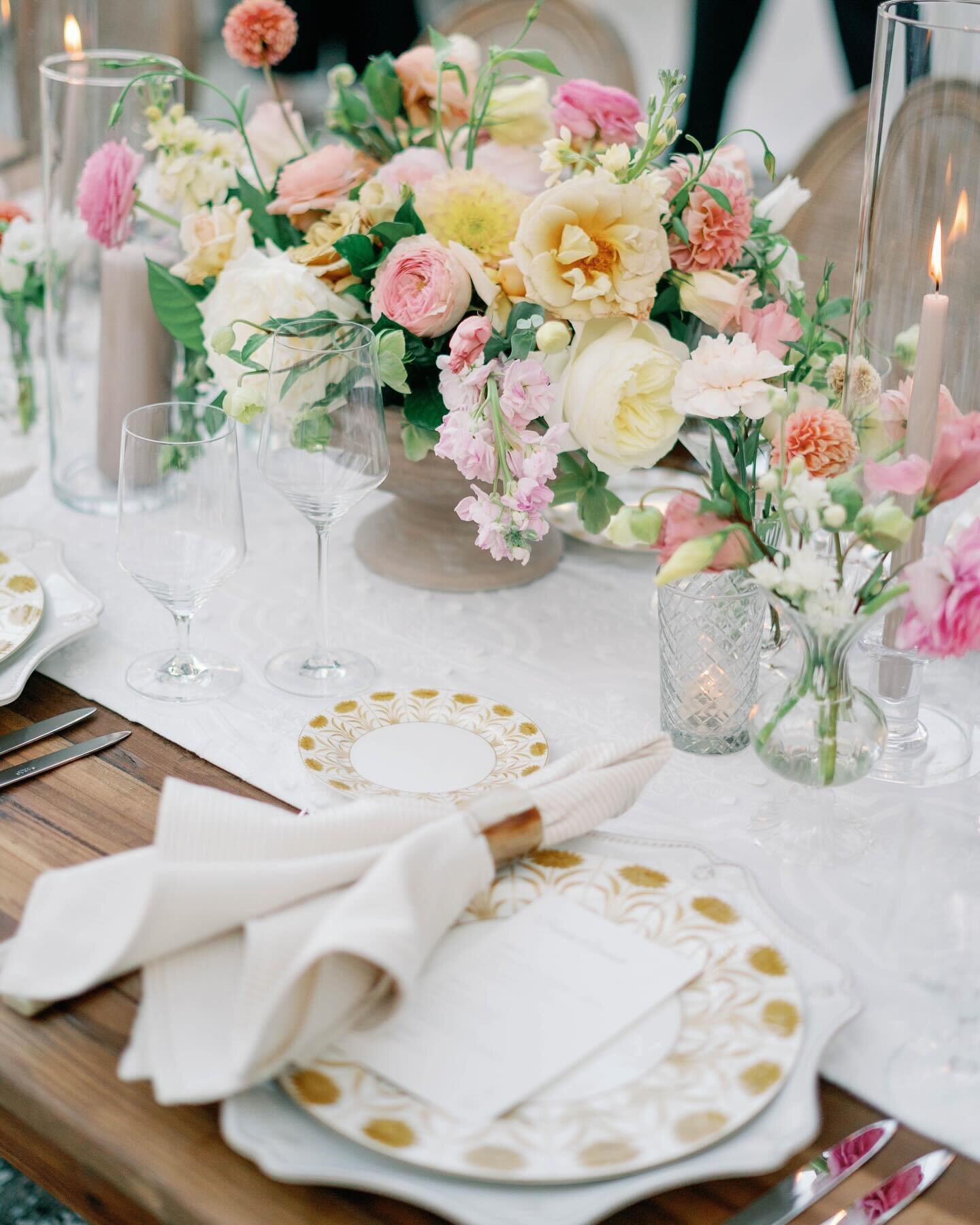 The beauty that was this head table- horn flatware, sandstone pillars, dahlia season- couldn&rsquo;t ask for a better combo! 

.
.
.
Photo: @ashleyspanglerphoto 
Floral: @stephaniegibbsevents 
Rentals: @snyderevents  @curatedeventscharleston  @cheers
