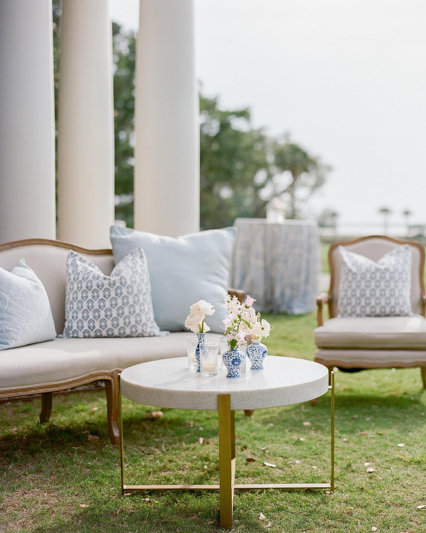 These subtle touches of delicate blue and white porcelain bring all the elegance to every corner!
.
.
.
Photo: @clayaustin 
Floral: @veroevents_ 
Venue: @kiawahislandliving 
Stationery: @studiordesign 
Rentals: @lolumaevents @stradleydavidson