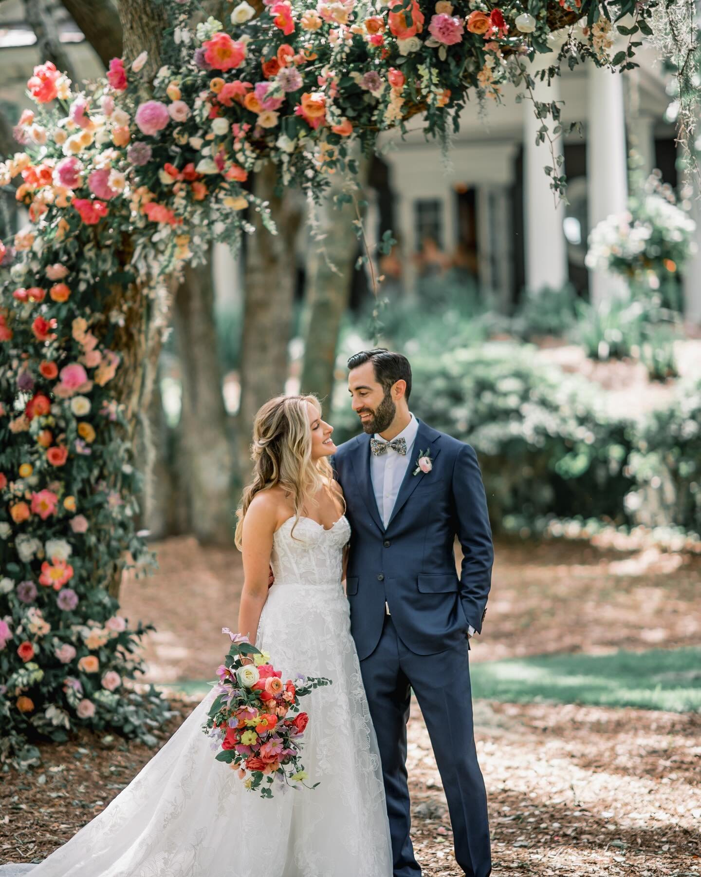 When meeting under the oaks takes on a whole new meaning. This floral adorned tree was truly a work of art! 
.
.
.
Photo: @brandonlataphoto 
Floral: @festooncharleston 
Hair + Makeup: @ashandcobridalhair 
Venue: River Course
#charlestonwedding #achar