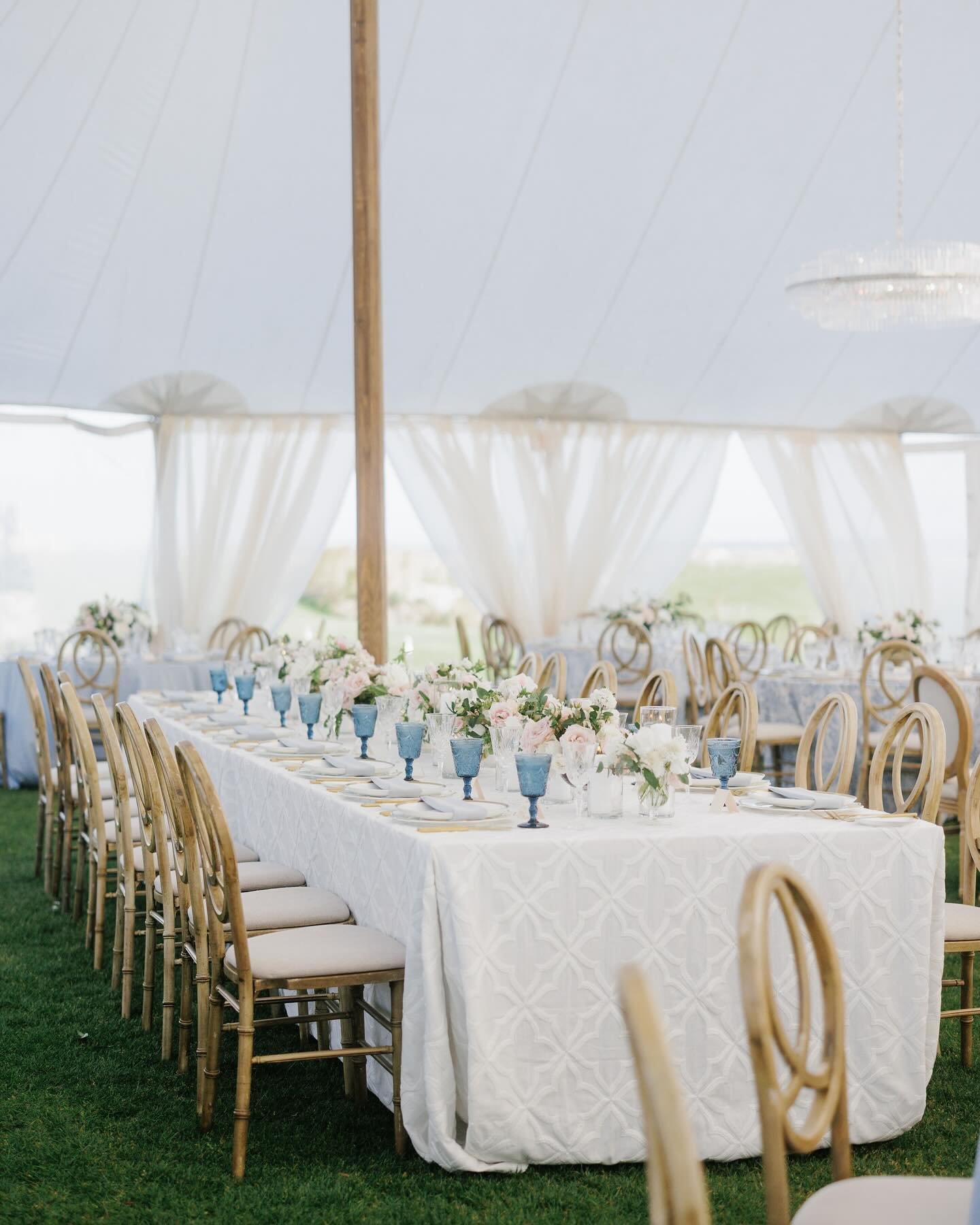 Coastal elegance at the Ocean Course
.
.
.
Photo: @katiekett 
Floral: @veroevents_ 
Rentals: @snyderevents  @eventworksrentals  @bbjlatavola  @partytables_linensanddrapery  @technicalevent 

#charlestonwedding #acharlestonbride #charlestonbride #sout