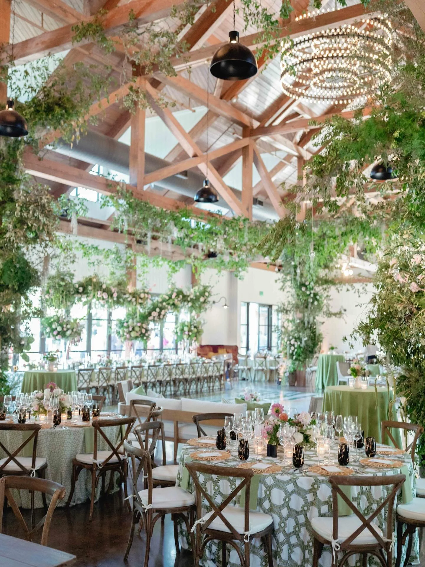 Kara and Ross envisioned an evening under the (indoor) oaks for their summertime celebration at the Dunlin. Leaning heavily into Spanish moss, vines, and locally forged grasses and branches, the @bearded.florist successfully brought their grand Lowco
