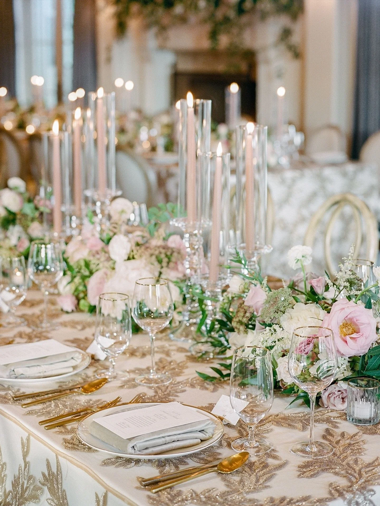 Focusing on tablescapes this week as we gear up for Thanksgiving. We&rsquo;re bringing it back to one of our holiday favorites with @montagepalmettobluff 
.
.
.
Photo: @rebeccayale 
Floral: @emcreativefloral 
Rentals: @curatedeventscharleston @eventw