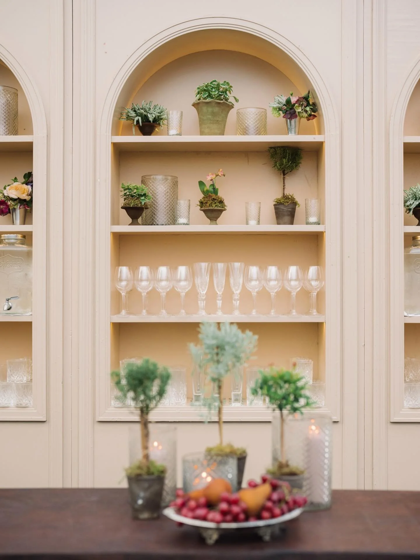 Soft arches and layered greens meet warm, sultry neutrals, thoughtfully mixed and designed to create a garden bar moment worth lingering over 🍸
.
.
.
Photo: @aaronandjillian 
Floral: @gibbsfloralstudio 
Rentals: @snyderevents @lit_charleston @bbjlat