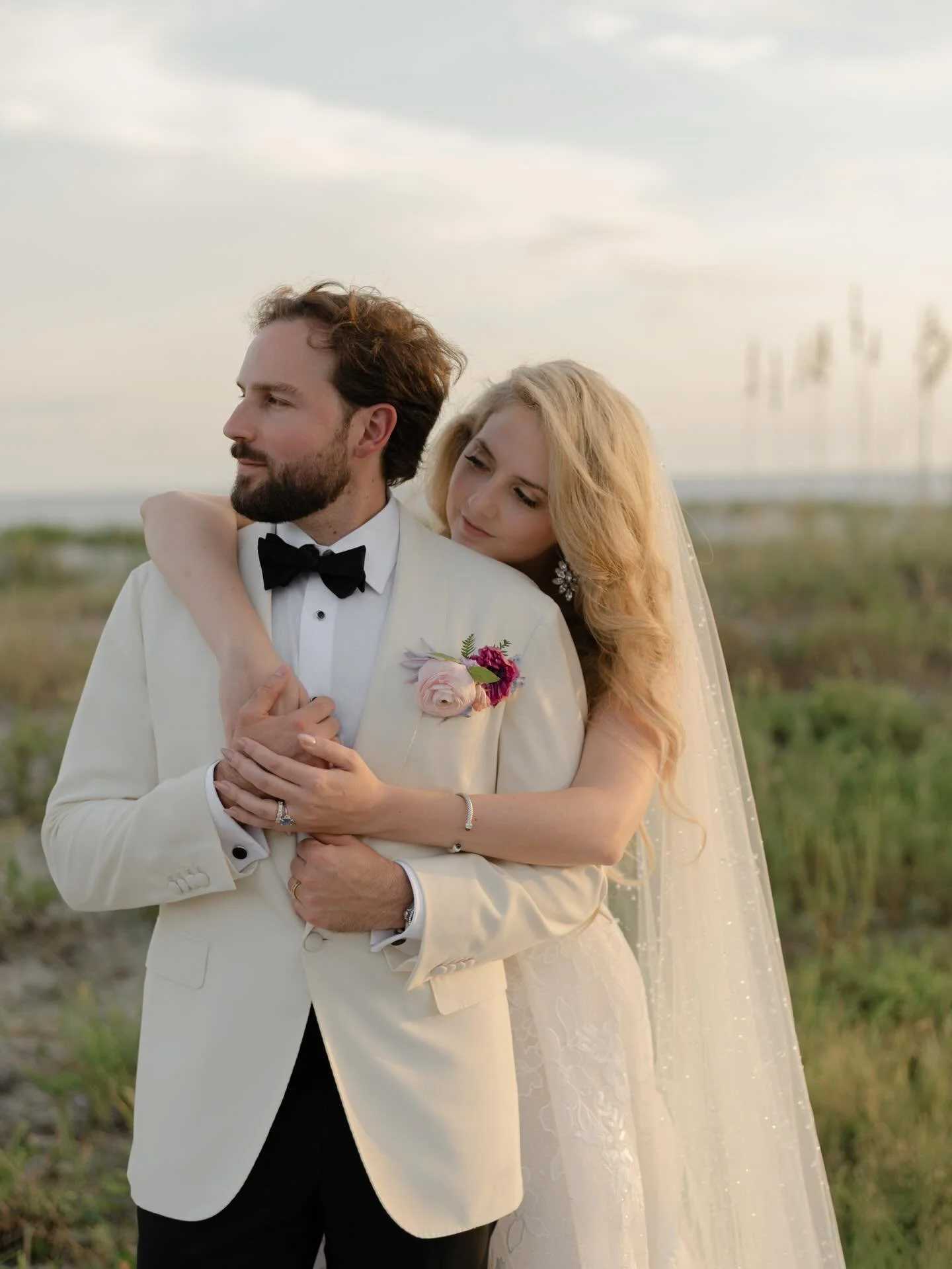 Sunlit sophistication for Katie and Trevor&rsquo;s cocktail hour✨A sax&ndash;DJ duo drifting through golden hour, handwritten notes thoughtfully given to each guest with their table assignments, and design moments inspired by a love of travel and fun