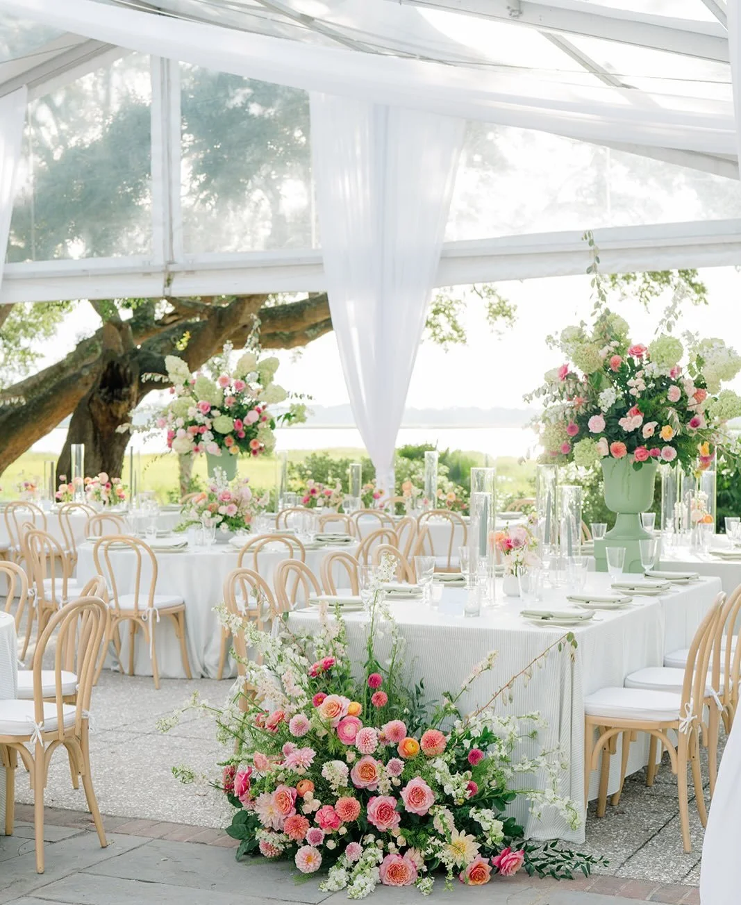 An ode to spring, and more sunlit receptions that feel both elevated and effortless. 🌷
.
.
.
Photo: @kdimeg_photo 
Floral: @festooncharleston 
Rentals: @snyderevents @emersonjamesrental @bbjlatavola 
Venue: @pphgevents 
Stationery: @kateelizacreativ