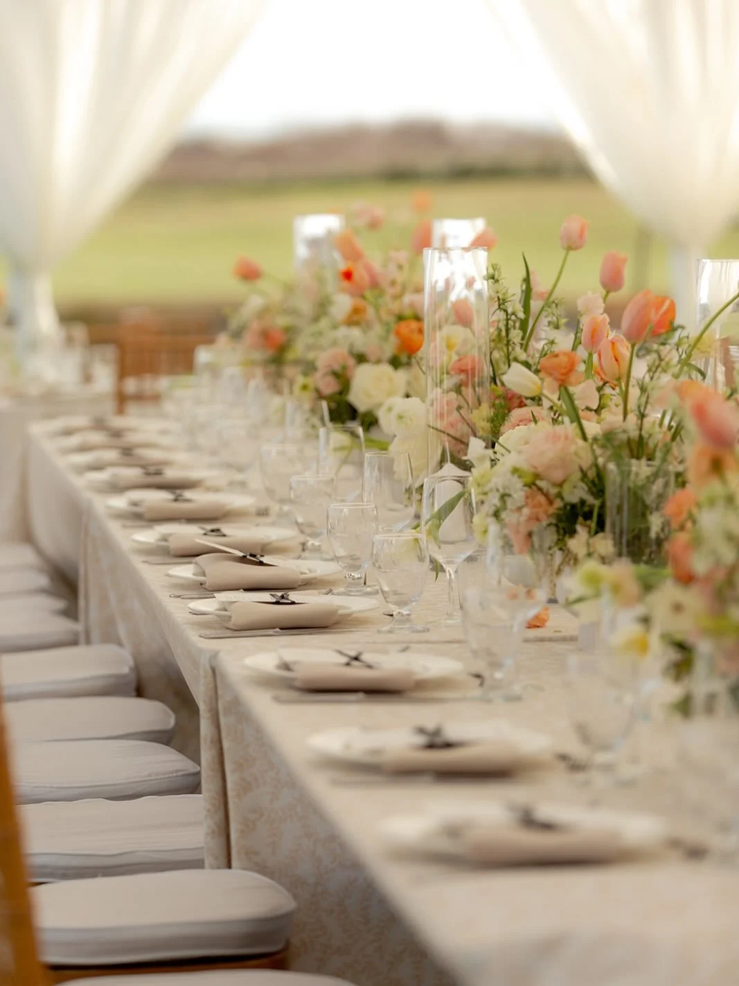 Proof that when the setting is this beautiful, thoughtful design is all that&rsquo;s needed!
.
.
.
Photo: @franziannika.photography 
Venue, Catering, Bar: @kiawahresort 
Florals: @emcreativefloral 
Rentals: @curatedeventscharleston @snyderevents @cru