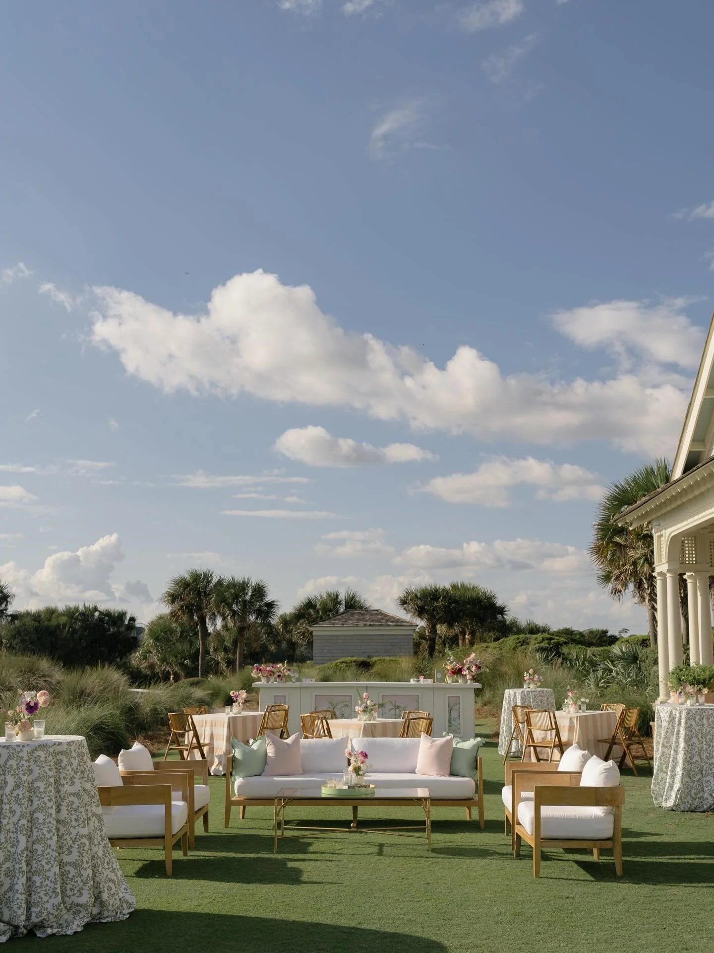 This weekend marks the official start of our spring season. With temperatures in the mid 70s and lots of sun, we&rsquo;re so excited for all of the celebrations set al fresco to begin! 
.
.
.
Photo: @taylorenglishphoto 
Floral: @festooncharleston 
Re