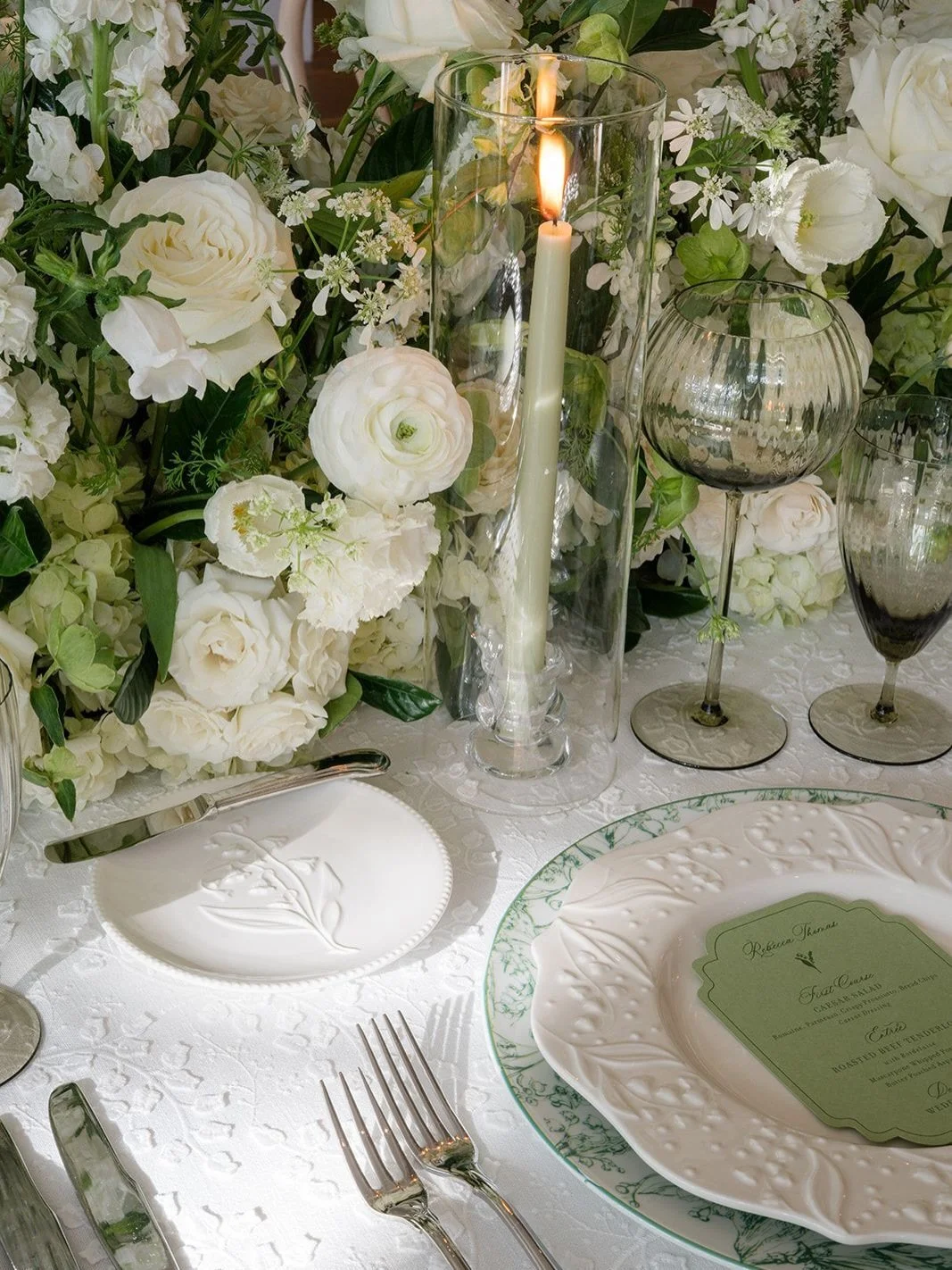 We&rsquo;re still thinking about this lily of the valley inspired tabelscape.