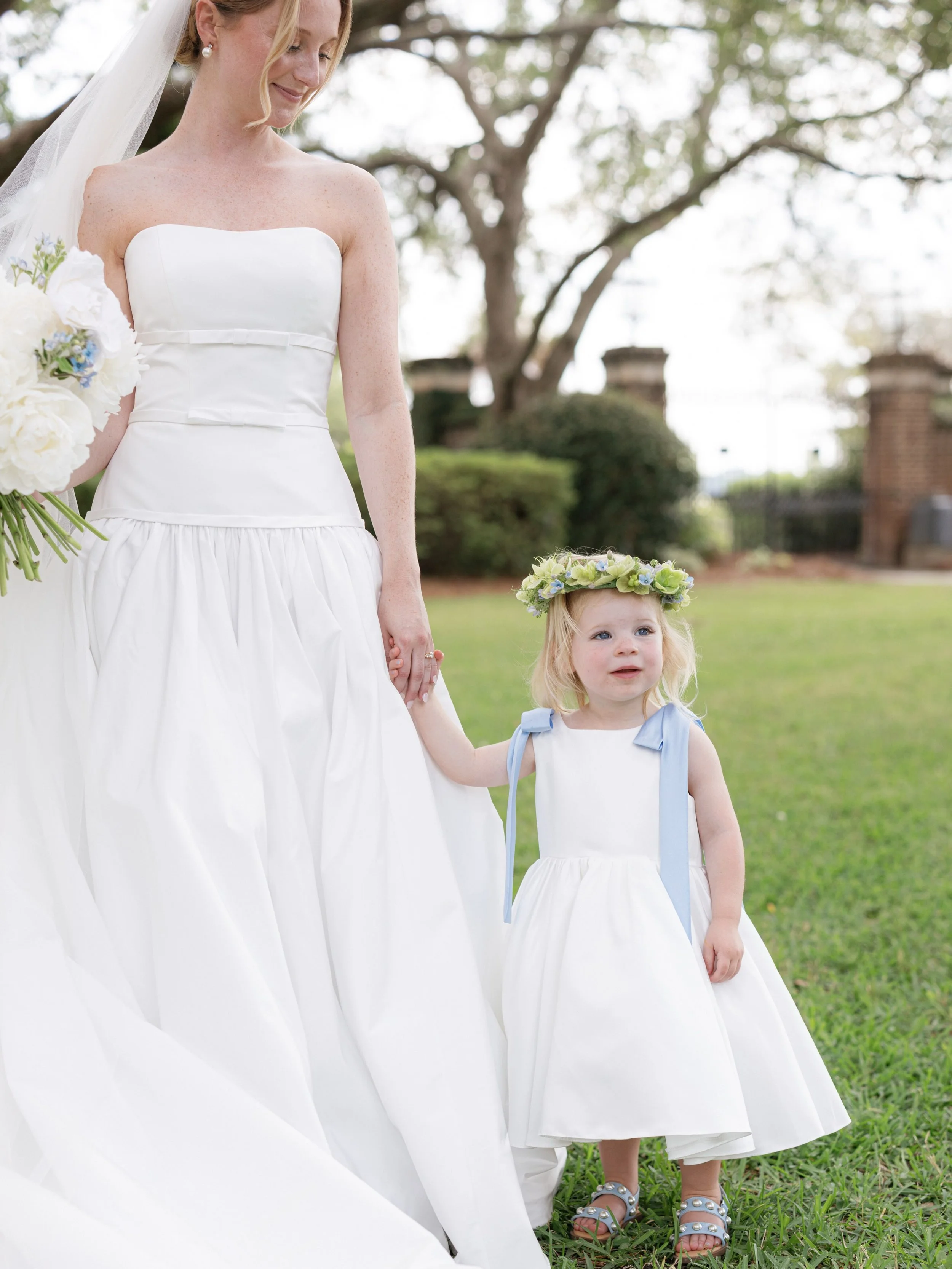Bringing a little sunshine and happiness to you from Grayson and Dallas&rsquo; bloom forward wedding day along the Ashley River last June☀️
.
.
.
Photo: @hillerweddings 
Floral: @festooncharleston 
Rentals: @adorncharleston @lit_charleston 
Stationer