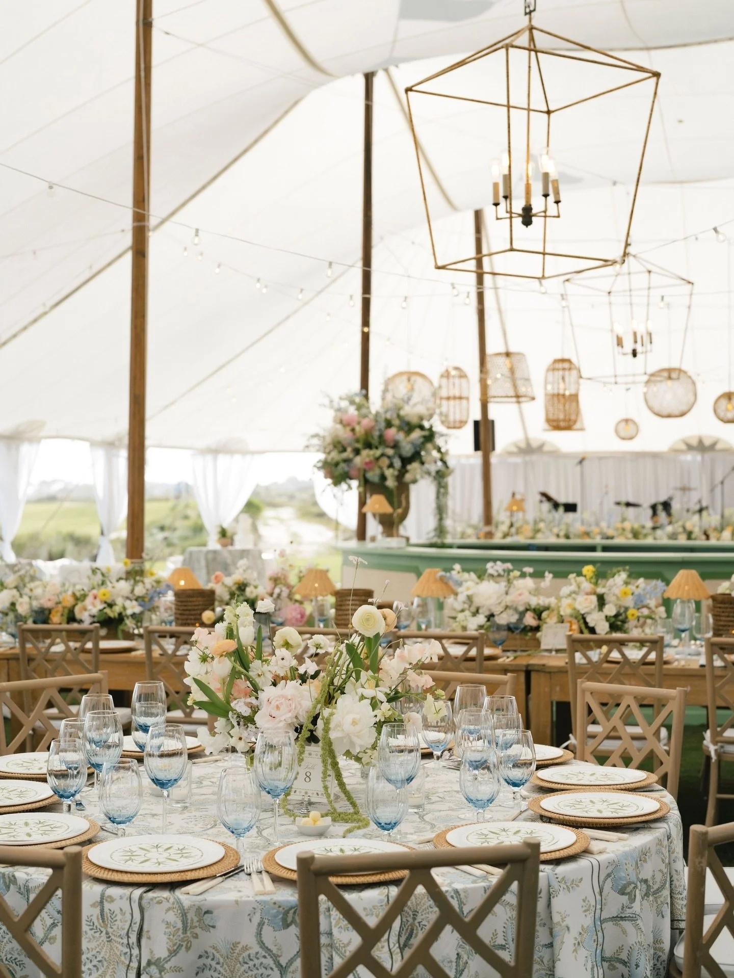 The quintessential touches of summer so perfectly complimented the natural beauty of Kiawah for Courtney and Matt&rsquo;s wedding day! The perfect harmony of color and pattern play for this sublime soir&eacute;e ✨