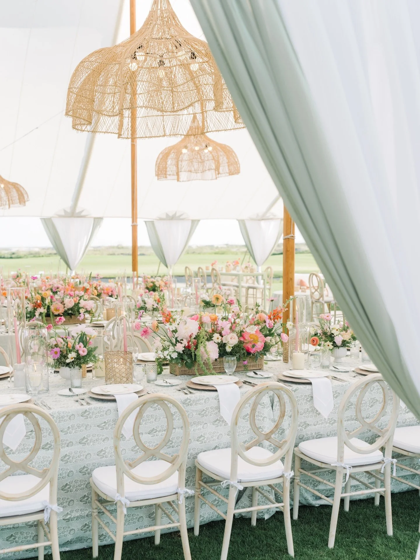 No surprise here that green palettes became a favorite amongst brides the last couple of years!