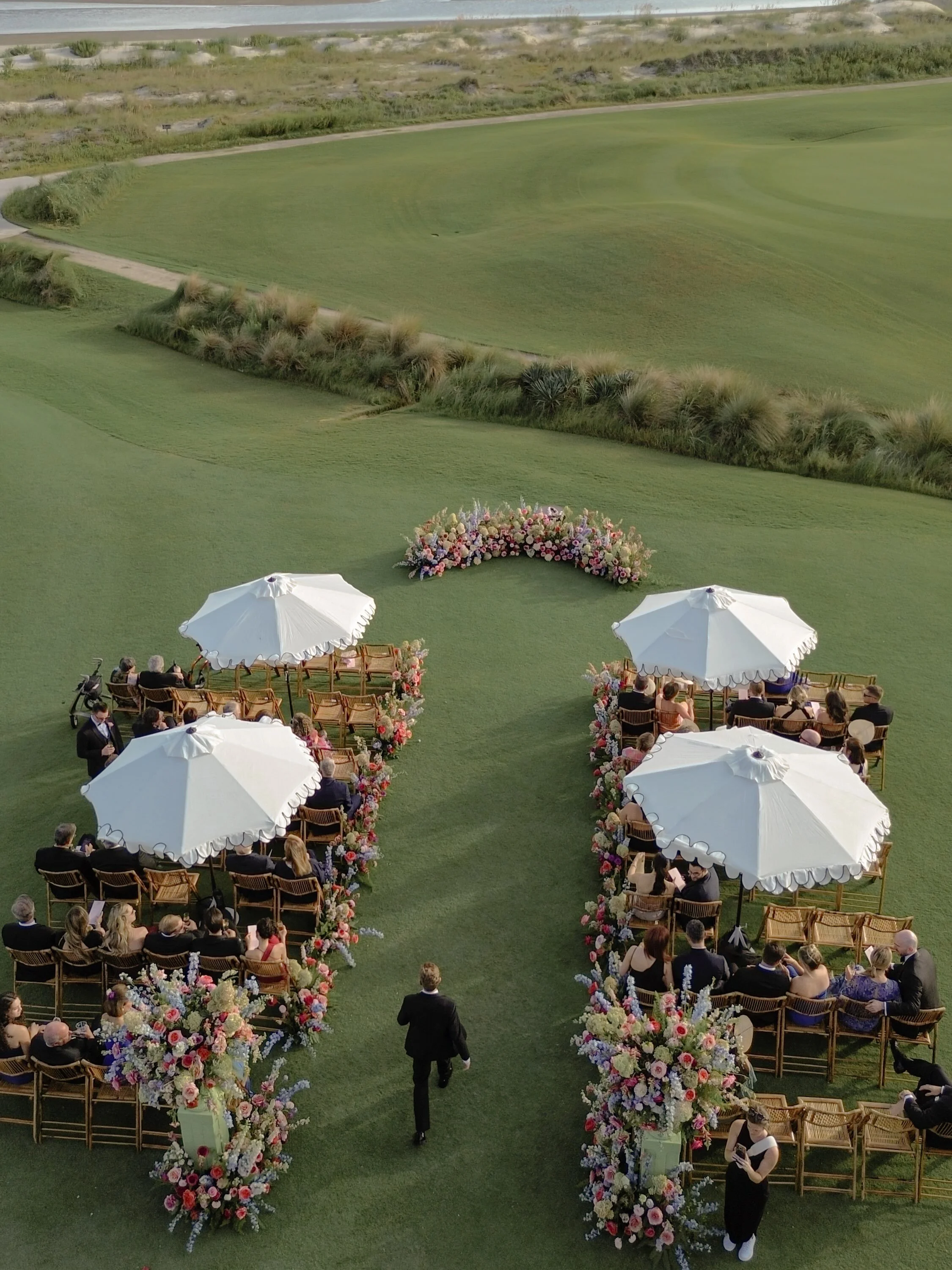 Katie and Trevor&rsquo;s memorable coastal ceremony was full of abundant garden florals and the glow of the afternoon sun. Absolute perfection at the Ocean Course! 
Photo @taylorenglishphoto