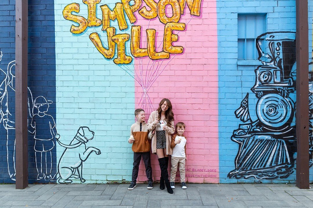 Here&rsquo;s your sign to book a Mommy and Me ice cream photoshoot with us 😭🍦 Can we talk about how CUTE this family is?!