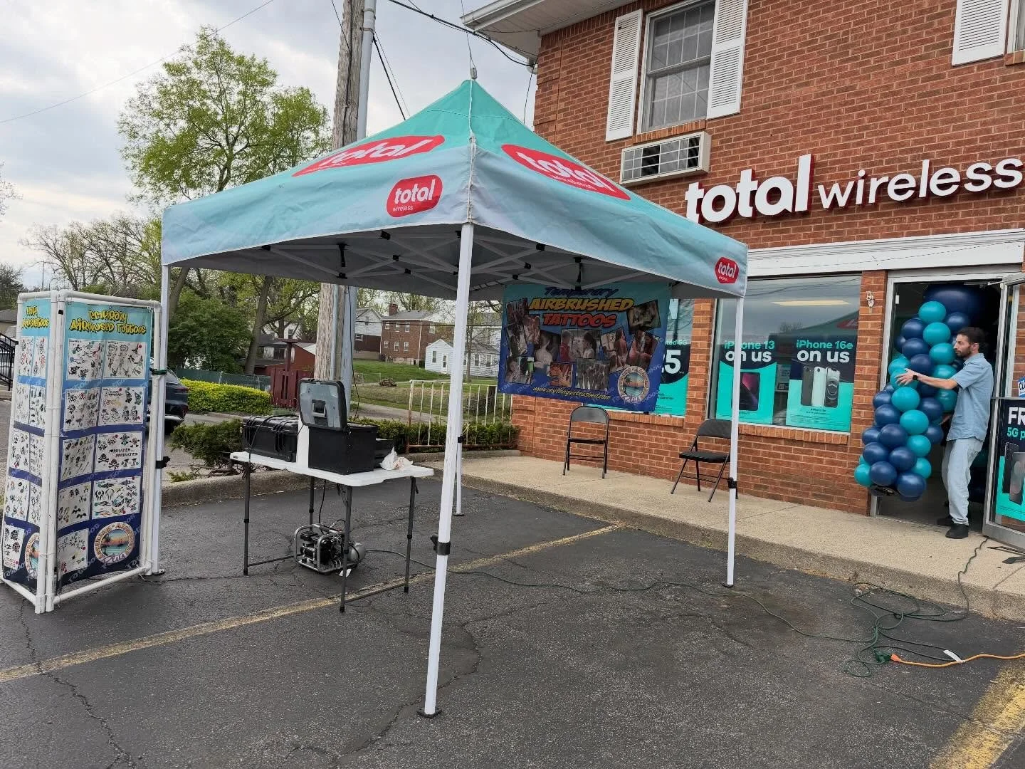 Free Temporary airbrushed tattoos tonight from 3:00pm-7:00pm at the grand opening of Total Wireless at 7823 Hamilton Ave. Cincinnati Ohio
.
.
.
@totalwireless #airbrush #branding #marketing  #events