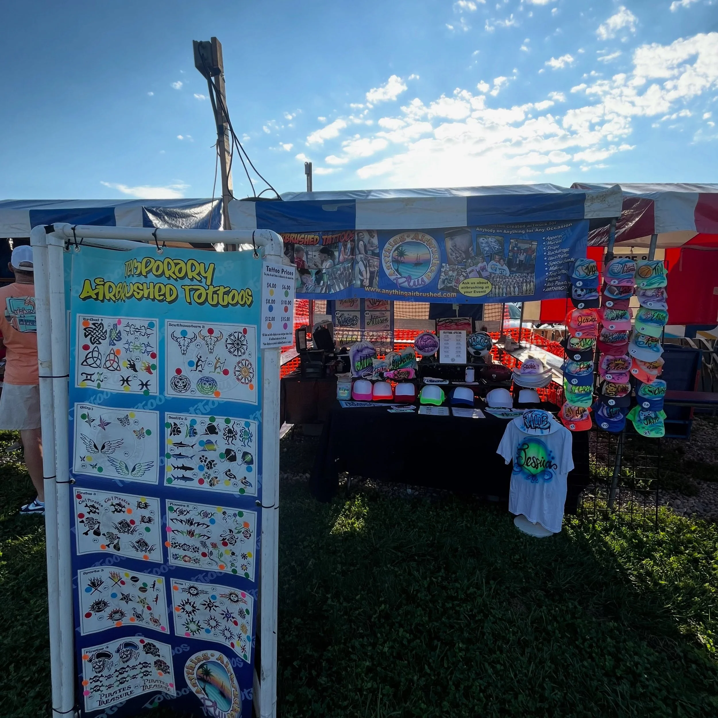 Summer festivals are still in full swing. This weekend come visit us at @shfestival in Fairfield OH and @stmaryhydepark in Hyde Park OH
.
.
.
#summer #festivals #airbrushart #airbrushedshirts #cincinnati