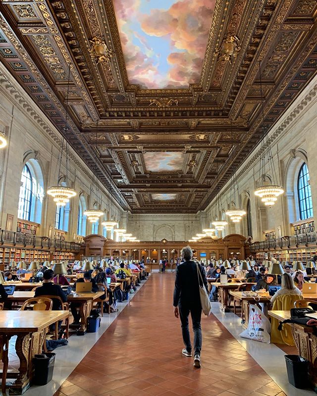 Not a single person was reading an actual book. #whatsabook