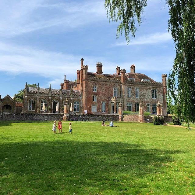 Picnic lunch at the unbelievably picturesque Ketteringham Hall With @susiewoosiex and @debbiejanetmclean today....
#poshpicnic #kettringhamhall #statelyhomegardens #summertime