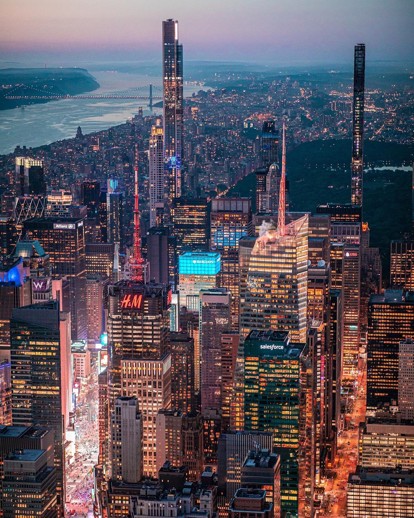 Some fresh NYC slices 🍕Last light over Manhattan

#newyorkcity #what_i_saw_in_nyc  #newyork_ig